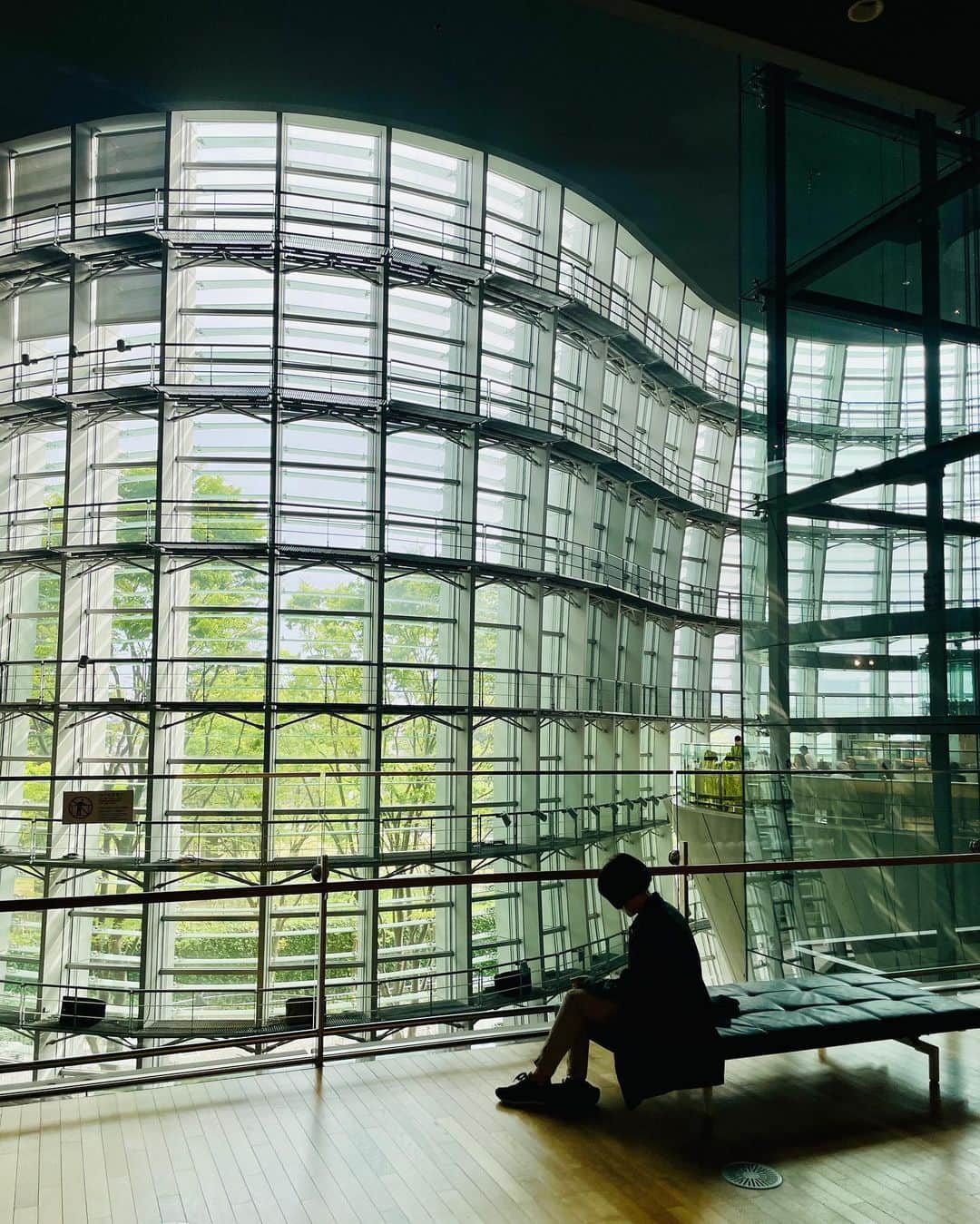 北川富紀子さんのインスタグラム写真 - (北川富紀子Instagram)「One of my favorite architecture museum in Tokyo.🗼@thenationalartcentertokyo . 森の中の美術館🌿 . . . 国立新美術館、 来るたびに好きになる…。 . . . ここに来るたびに胸が躍るし、ガラスとコンクリートと自然が共存してる感じとか、もう。←語彙力 . . . エッフェル塔に求婚した人がいるって 昔テレビで見た時は . 世の中いろんな人がいるんだなって ただただ驚愕してたけど、  (その人だけじゃなく割とたくさんいるらしい) . . 時を経て、そんな気持ちが理解できる大人になったようです。 . . . . #毎日会いに行ったり #婚姻届を持っていったりは #今世では無理そうだから . #一目惚れレベルで落ち着いているようです . . . #黒川紀章 #国立新美術館 #kishokurokawa  #thenationalartcentertokyo」4月14日 22時11分 - tokiko_kitagawa_