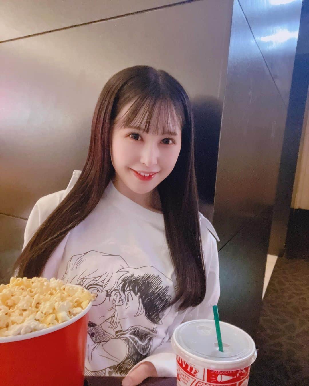 桧垣果穂のインスタグラム：「劇場版名探偵コナン「黒鉄の魚影」公開おめでとうございます🐳🖤💜🫶🏻  今年も最速上映に行ってきました✨  控えめに言って、 とてもとても面白くて最高です(ˊo̴̶̷̤ ᴗ o̴̶̷̤ˋ)💞一味も二味も違いました🥺！  組織の絡む内容だけど、ファンじゃなくても絶対に楽しめる内容だと思った！ もちろんストーリーや関係性を知った上で観るほうが楽しいけど😳💓  アクションもミステリーも完成度毎回高くて、今年も感動をありがとうございますの気持ちです꒰ᐢ⸝⸝• ·̭ •⸝⸝ᐢ꒱✨  やばかった〜〜！！！！💞  映画館でさあきゅんに会えたよ💛 （風物詩になりつつある…？）  #名探偵コナン　#黒鉄の魚影　#conan #ユニクロ」