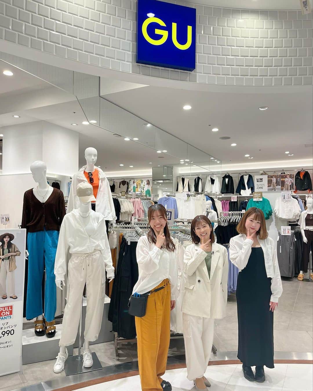 重長智子さんのインスタグラム写真 - (重長智子Instagram)「. . GUアピタ静岡店で初取材☺️ よくお世話になっています❤️ . 今、一番人気はカーゴプルオンパンツ。 プルオンは、引っ張ってあげるという意味。 さっと履けてオシャレです🌟 . 白のジャケットと合わせ、 白✖️白コーデはオシャレ度が一気に 上がりますねっ❤️ . 20代の店員さんオススメのコーデ、 とっても素敵でした☺️ . . #GU #GUコーデ #カーゴプルトンパンツ #リネンブレンドテーラードジャケット #リブスクエアネックニットタンクトップ #おしゃれコーデ #母もおしゃれしたい #それいいね #soleいいね」4月14日 22時21分 - tomoko_shigenaga