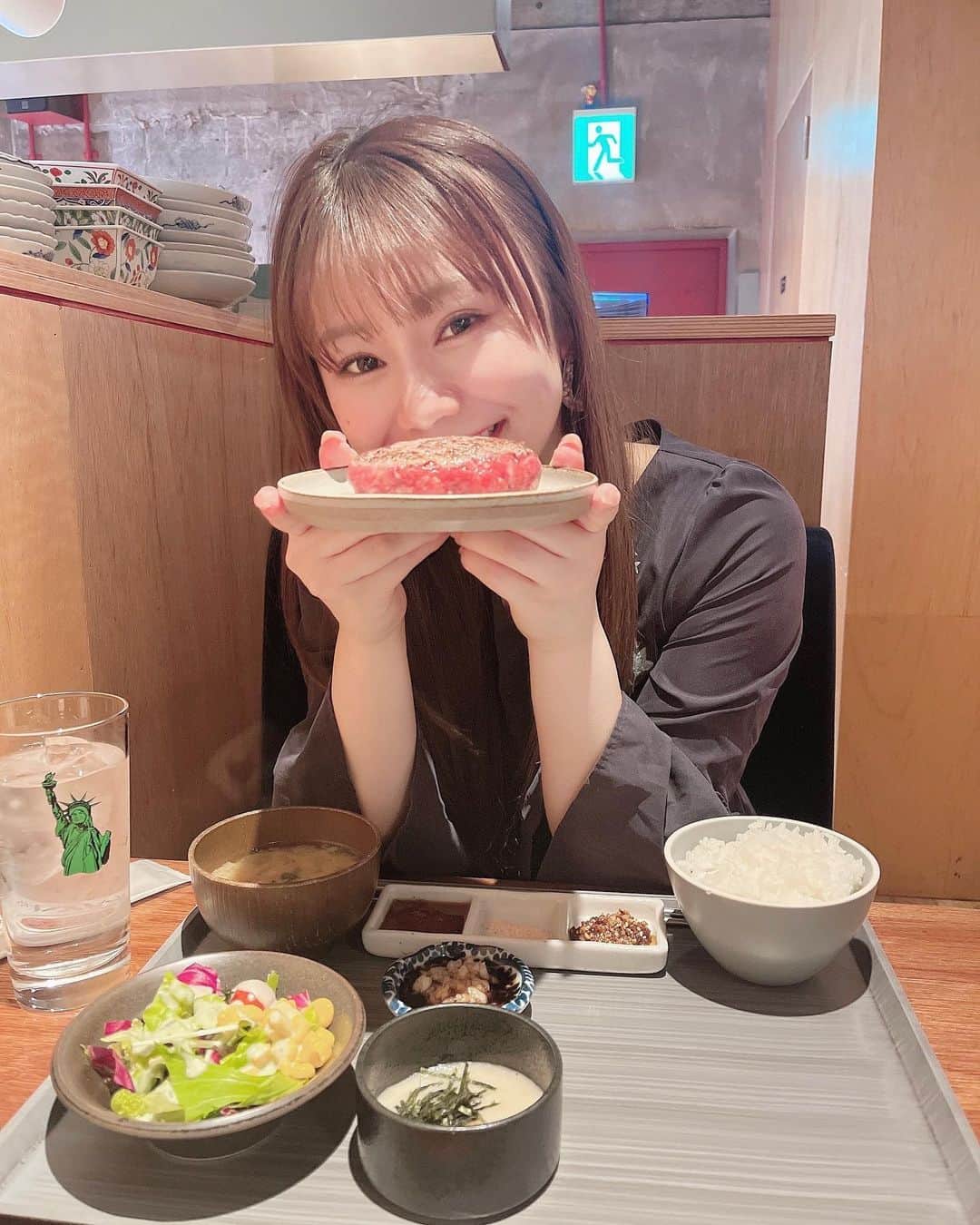 松本慈子のインスタグラム：「* 最近、ハンバーグにどハマりしている松本です💁‍♀️ ちょっとレア感のあるお肉といい… 自分で焼ける感じといい… 最高に美味しかったよ〜！！！  しっかりご飯お代わりしました😇🍚  #ハンバーグ #ジョンスミス #栄ランチ #栄グルメ #モグモグちかちゃん」