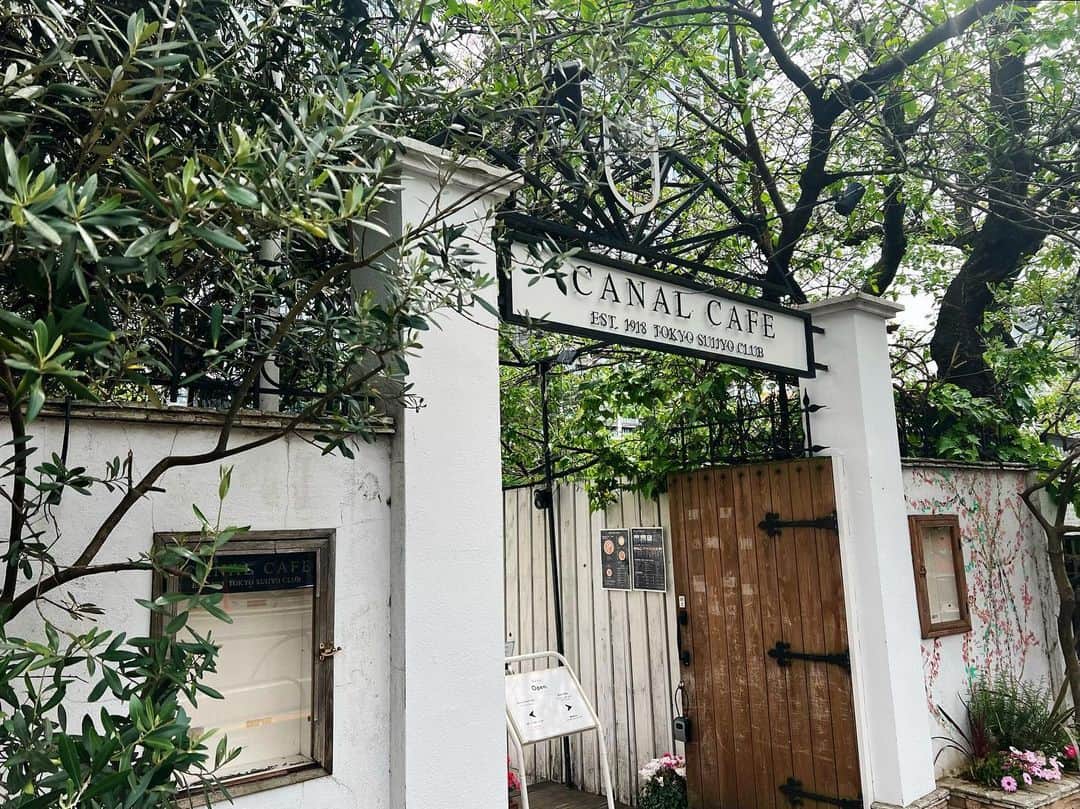 高木沙織さんのインスタグラム写真 - (高木沙織Instagram)「🍺 * 『CANAL CAFE』 @canalcafe_official * 入り口から店内、テラスまで素敵な空間。 都会のオアシスでした。 * 3姉妹会もオアシス^ ^ 最後の写真は 逆光すぎて直せなかったからモノクロ。 おやすみなさい💤。 * #カナルカフェ #カフェ #ランチ #神楽坂 #神楽坂カフェ  #飯田橋 #飯田橋カフェ  #🍺 #canalcafe #cafe」4月14日 22時13分 - saori_takagi