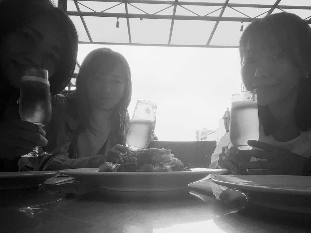 高木沙織さんのインスタグラム写真 - (高木沙織Instagram)「🍺 * 『CANAL CAFE』 @canalcafe_official * 入り口から店内、テラスまで素敵な空間。 都会のオアシスでした。 * 3姉妹会もオアシス^ ^ 最後の写真は 逆光すぎて直せなかったからモノクロ。 おやすみなさい💤。 * #カナルカフェ #カフェ #ランチ #神楽坂 #神楽坂カフェ  #飯田橋 #飯田橋カフェ  #🍺 #canalcafe #cafe」4月14日 22時13分 - saori_takagi