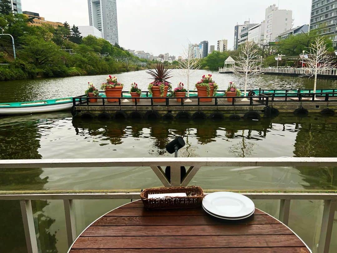 高木沙織さんのインスタグラム写真 - (高木沙織Instagram)「🍺 * 『CANAL CAFE』 @canalcafe_official * 入り口から店内、テラスまで素敵な空間。 都会のオアシスでした。 * 3姉妹会もオアシス^ ^ 最後の写真は 逆光すぎて直せなかったからモノクロ。 おやすみなさい💤。 * #カナルカフェ #カフェ #ランチ #神楽坂 #神楽坂カフェ  #飯田橋 #飯田橋カフェ  #🍺 #canalcafe #cafe」4月14日 22時13分 - saori_takagi