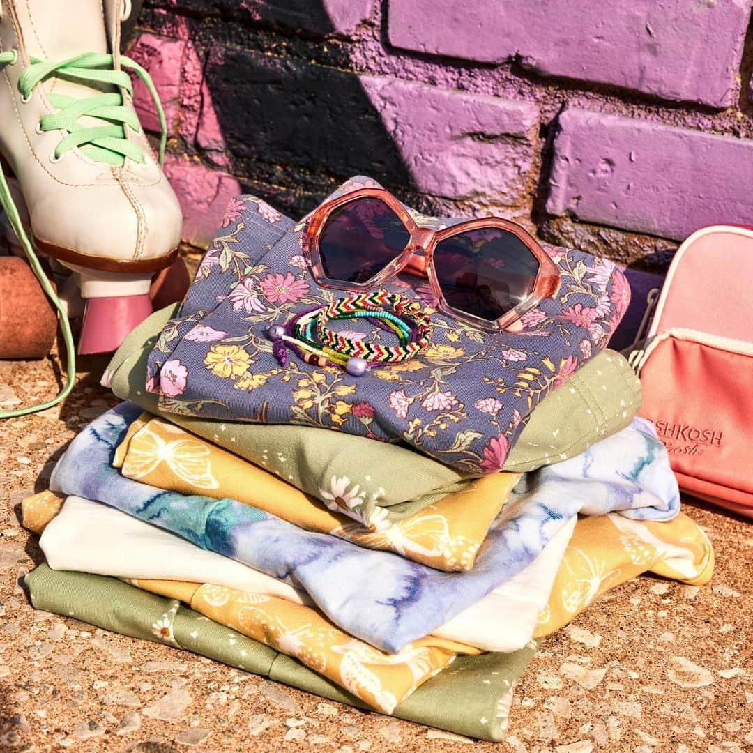 オシュコシュのインスタグラム：「Florals, tie-dye and sunnies all spring long.🌸」