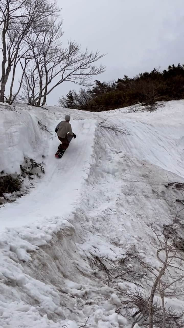 國母和宏のインスタグラム：「茶色い雪でするsnowboardも良き🏔️👍」