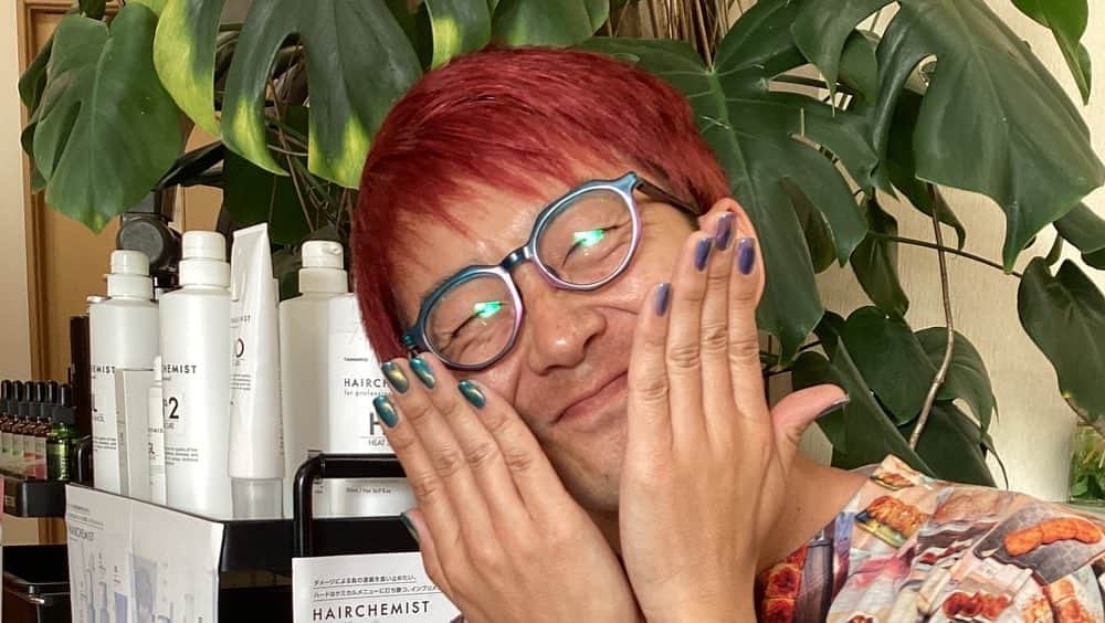 富所哲平さんのインスタグラム写真 - (富所哲平Instagram)「慣れるまで、もう少しかかるかもしれません。ご容赦ください。  #赤髪 #青メガネ #紫爪 #焼きまんじゅうTシャツ  ヘアメイク、ネイル、いつもありがとうございます！  『コロナ禍で自由な外出が一切叶わなかった児童養護施設に、笑顔と感動を届けるプロジェクト』」4月14日 22時30分 - tomitetsu823