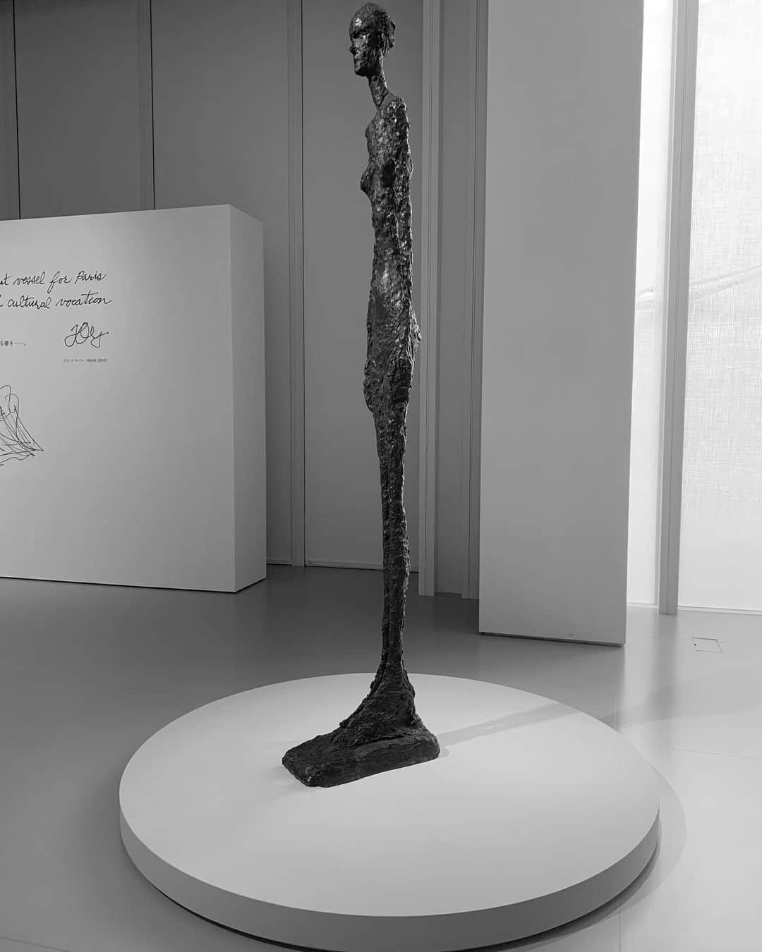 浦川望美のインスタグラム：「エスパス ルイ･ヴィトン 大阪 にて6/25まで開催中の Alberto Giacometti展  作品について説明していただきながら 鑑賞するexclusive  tourに参加しました。 生い立ちや制作背景を聞くことによって 今までぼんやりとイメージしていたジャコメッティという人物の輪郭を感じる事ができた、短いけどいい時間だったな… あまりにも時間がなかったので、改めて鑑賞しに行く予定  with @eiko_tanaka @yoshiminagao 💙  #louisvuitton #ルイヴィトン #ジャコメッティ展 #エスパスルイヴィトン大阪 #CollectionFLV #ellepromotion」
