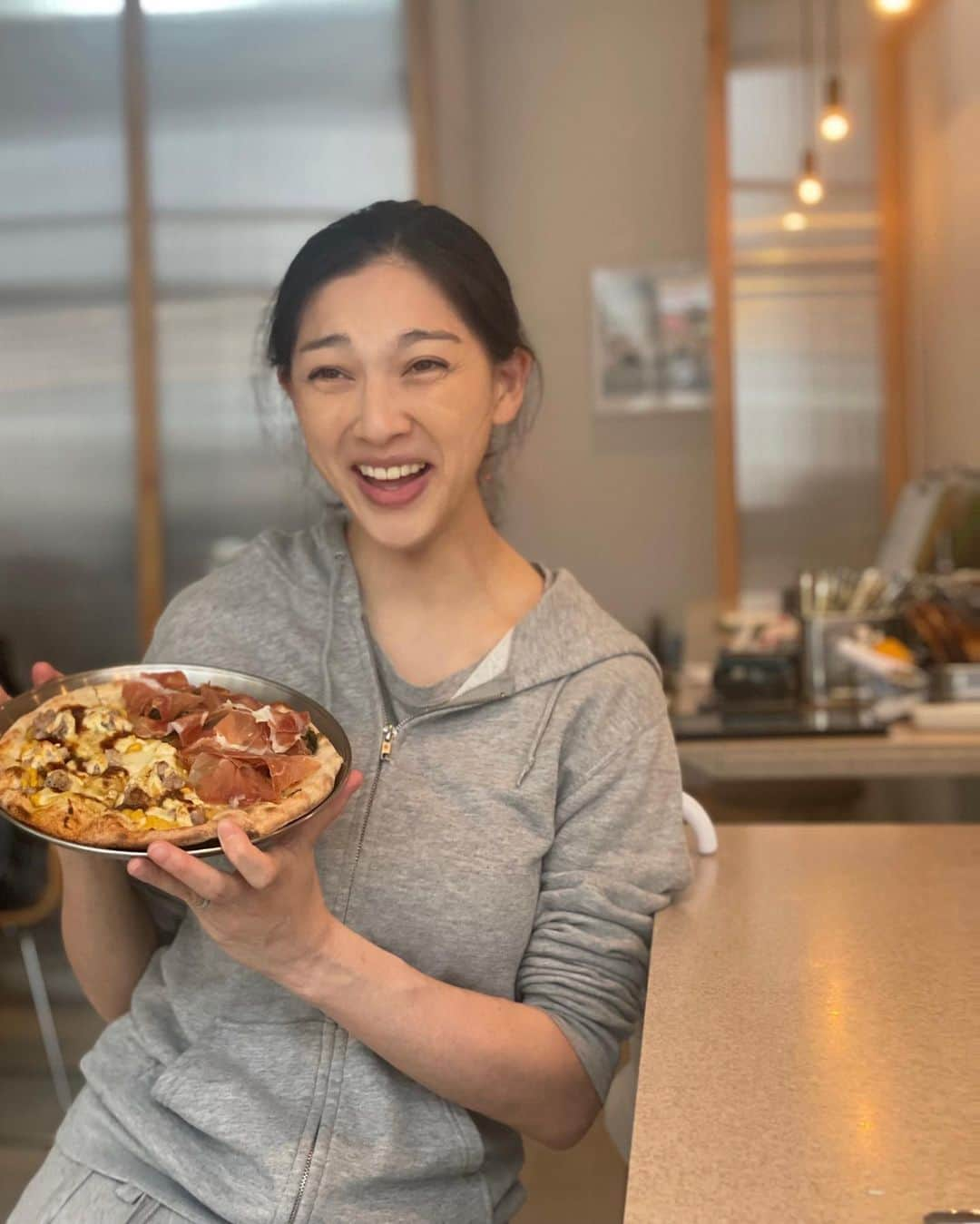 松野井雅（原紗央莉）のインスタグラム：「『SHAREtenjincho(シェア天神町)』  設計・運営 ▼クマタイチさん @taikuma   1Fのサいきょうサ飯‼️‼️‼️🧖‍♂️🧖🧖‍♀️ 【 #クレイジーピザ 🍕 】 シラスの塩みがサウナ後汗かいたカラダに入ってゆきサいこう！🐟笑笑 サクッと軽いのが不思議で1枚なんてペロリっと食べてしまえた〜🤤 色んな種類食べたけどまじで全部美味しすぎました✨🤩  ソロサウナtuneやBoutique Sauna ARCHも近くにあるし…🤭 神楽坂がアツい🔥  ・ ・ #crazypizza #crazypizzasquare #サ飯 #シェアハウス #グッドデザイン賞 #シェア天神町 #神楽坂 #sauna #サウナ #saunner #サウナー」