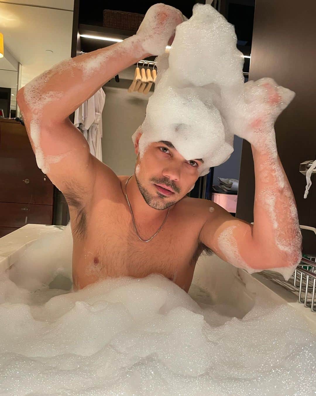 のインスタグラム：「Spent 45 minutes setting up this bath just to get sweaty 5 minutes after getting in」