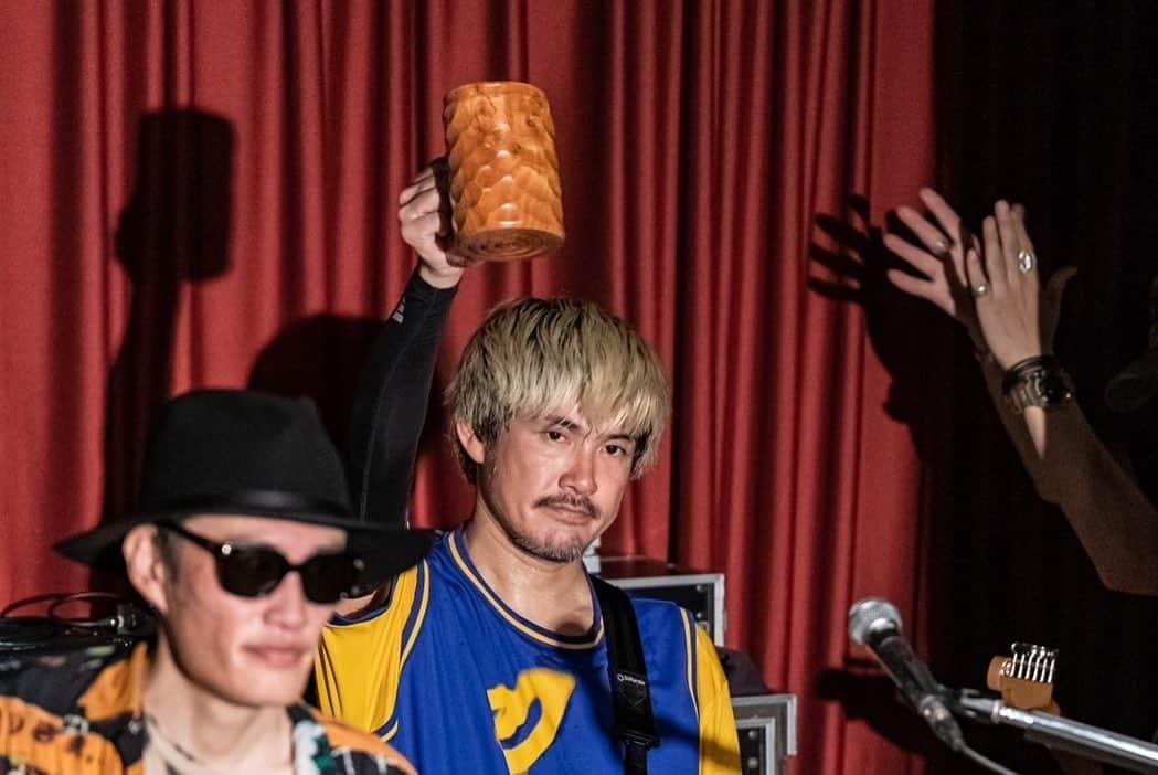 KOHSHIのインスタグラム：「Voy ツアー松坂お疲れ様でした! 9年ぶりのマクサ！最高でした。 FLOWにとっていろんなことが起こる三重県！ 本当また来れて良かったです。 ちなみにMCでも話した10年前！47道府県制覇した夜に行った居酒屋がまだありました！🦀クリームコロッケ 見つけた時にみんなでガチ上がりしましたとさ」