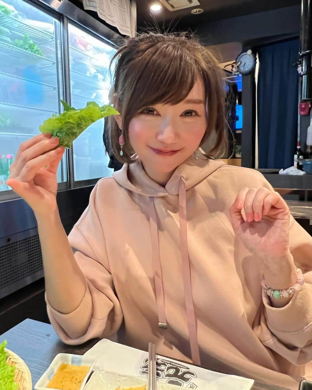 開高明日香のインスタグラム：「北新地にあるサムギョプサルのお店へ。  15種類のお野菜おかわり自由だから、罪悪感なくお肉もたくさん食べられちゃう😛  お肉はもちろんお野菜も美味しすぎて、今年イチお野菜食べたんじゃない？ってくらい、何回もおかわりしちゃった😝 1番のお気に入りは、美肌効果も高いごまの葉💚  スタッフの皆さんも元気で爽やかで、気持ちよかったなぁ❤️  プライベートでもまた行きたい😍  PR @yasaimuragenki＿umeda  #野菜 #やさい村元気 #梅田韓国料理 #北新地グルメ #北新地ディナー #北新地韓国料理 #大阪韓国料理 #大阪ディナー」