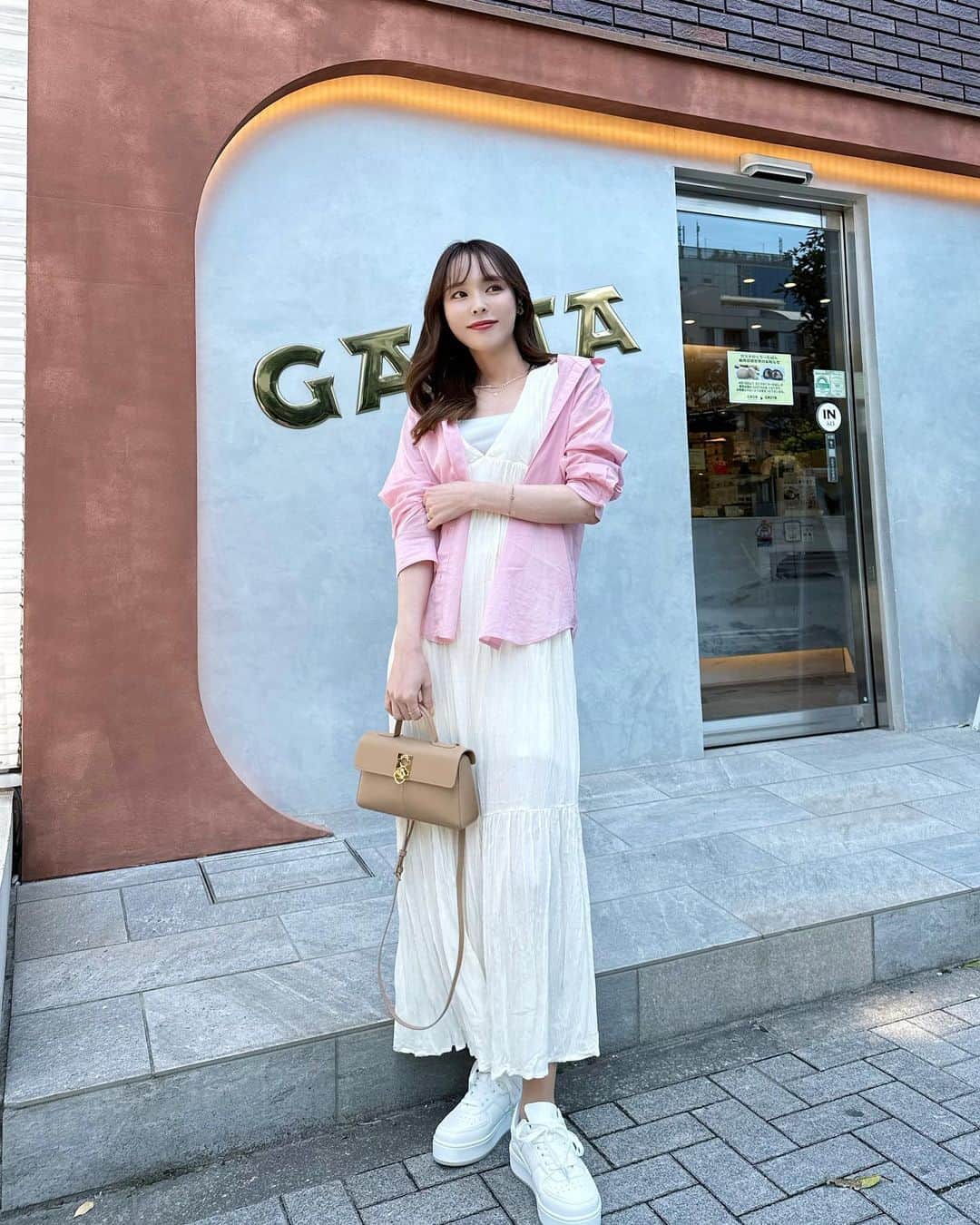 磯田 ひかる(Hikaru Isoda) のインスタグラム：「こんばんは🤍 今週も1週間おつかれさまでした！ 週末何しますか〜？🥰  今日と明日はYouTubeアップ日なので見に来てね❤︎  日中日差しが暖かい日は羽織があればノースリーブのお洋服も着れる💐 ワッシャーシアー素材で涼しげなワンピース。GW旅行に行く時にもおすすめ♡  色味が可愛いシャツを合わせて🌸  【着用アイテム】 Dress @classicalelf_official  【mily bilet】さらりと旬顔、ワッシャーシアー素材マキシワンピース アイボリー Mサイズ ¥3,499税込  Shirts @uniqlo_jp  シアーコットンリラックスシャツ ピンク Sサイズ ¥2,990  ------------------------------ picaru：162cm / 骨格ウェーブ 1st ブライトスプリング 2nd ブライトサマー  大人可愛いスタイルアップコーデ ヘアメイクを合わせた トータルスタイリングを提案🤍  不定期にストーリーで ファッションお悩み相談募集中🥰 ------------------------------  他の投稿を見る→【@picaruuu】」