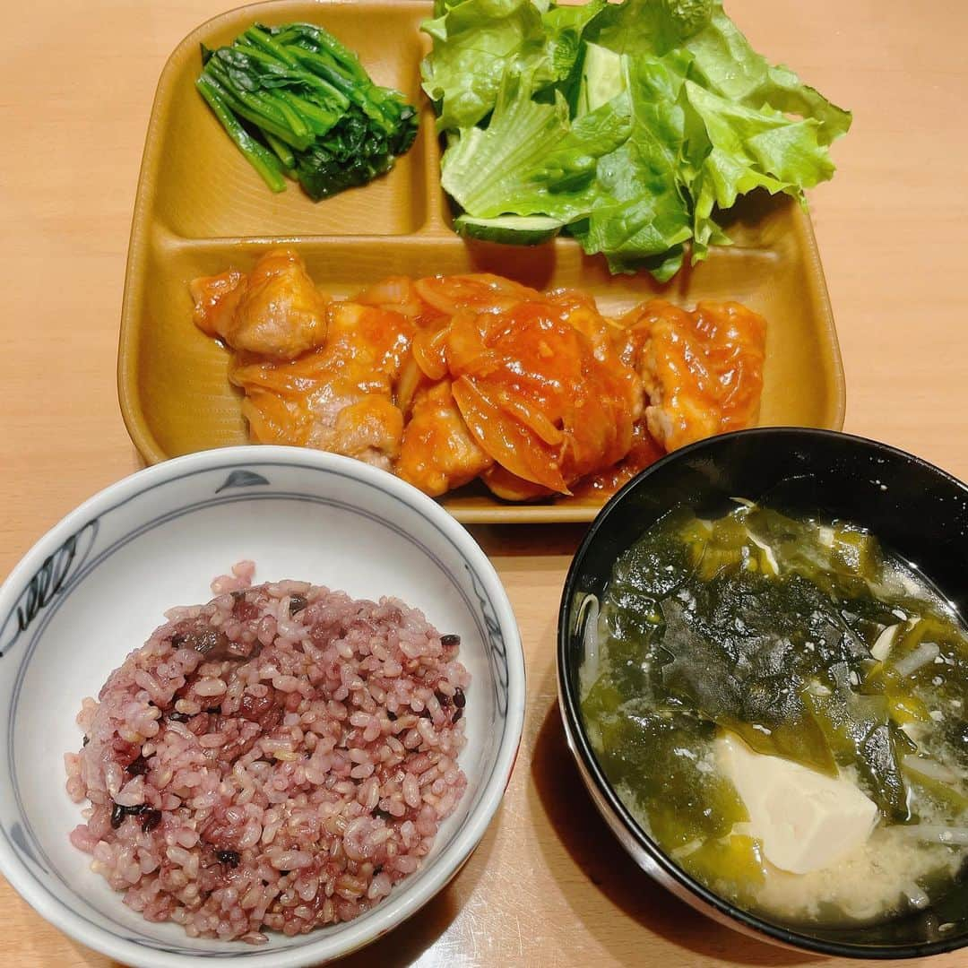 田中亜弥さんのインスタグラム写真 - (田中亜弥Instagram)「【筋肉飯】 最近私は、体づくりをより意識してこんな感じのご飯を食べています🍴  以前より更に高たんぱく低脂質を心がけ、炭水化物の量は増やしています✨  また、我が家では大量の胸肉を低温調理してストックしています🙆‍♀️  ちなみに、料理担当は夫です😂  #食事管理 #筋肉飯  #筋トレ食  #体づくり #高たんぱく低脂質  #脂質制限 #バランスの良い食事  #バランスの良い食事を心がける  #食べることは生きること #パーソナルトレーナー  #パワーリフター #パーソナルトレーニング #パーソナルトレーニングジム  #パーソナルジム #女性専用 #女性専用ジム  #女性専用パーソナルジム  #吉祥寺 #吉祥寺駅 #武蔵野市 #キャンペーン実施中」4月14日 22時31分 - tanakaaya81