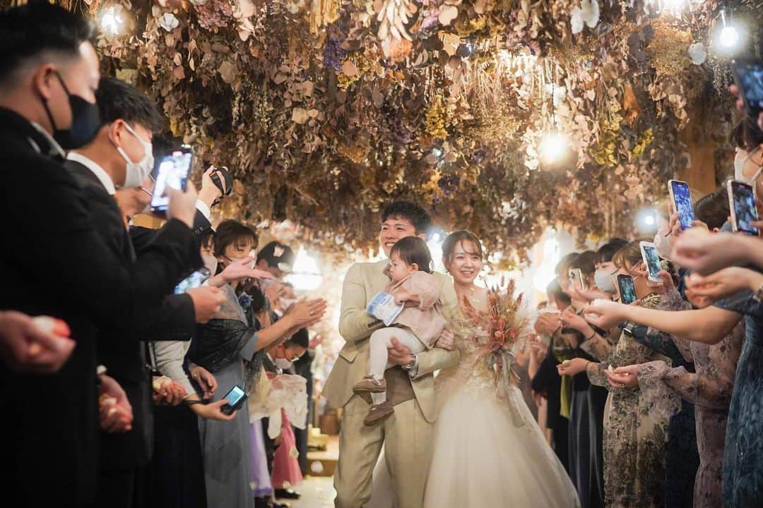 Ruban Weddingのインスタグラム：「⁡ ⁡ 過ごしやすい季節となりましたが 皆様いかがお過ごしでしょうか？🌸 ⁡ 来週4月23日のウエディングフェアのご予約が あと1枠となりました✨ ⁡ 豪華試食がついたフェアとなっておりますので、 ご希望の方はお早めにご予約くださいませ🙇‍♀️ ⁡ 今週末もご結婚式をいただいており、 賑やかな週末となりそうです🌈 ⁡ どんな幸せなひとときを過ごせるのか、 私たちもワクワクしています🥰 ⁡ ♒︎♒︎♒︎♒︎♒︎♒︎♒︎♒︎♒︎♒︎♒︎♒︎♒︎♒︎♒︎♒︎♒︎♒︎♒︎♒︎♒︎♒︎♒︎♒︎♒︎♒︎♒︎♒︎♒︎♒︎♒︎♒︎♒︎♒︎♒︎♒︎ ご見学のご予約は @rubanwedding プロフィールページの URLからどうぞ！ ⁡ ウェディングフェアーのご予約は WEBサイトorお電話にて🌿 📞087-873-2292 DMからのご質問もお受けしております！ ⁡ お気軽にご相談下さいませ！  ⁡ 結婚式場 Ruban-リュバン- Open 10:00-19:00 香川県高松市香西北町181-1  ⁡ #rubanwedding#ruban#リュバン#アンティーク#花嫁#プレ花嫁#香川県のプレ花嫁さんと繋がりたい#デザートビュッフェ#高松結婚式場#chainonwedding #marry#marry花嫁#高松市#フォトウェディング#香川花嫁#高松花嫁#四国花嫁#ウェルカムパーティー#貸切ウェディング#オリジナルウェディング #ウェディングパーティー#結婚式演出アイデア #結婚式演出アイデア #香川結婚式場 #ウエディングフェア #コンセプトウエディング #結婚式アイディア」