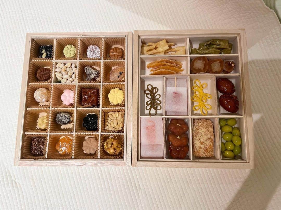 ミン・ヒョリンのインスタグラム：「설날때 부터 많이 밀린 사진🏞🤭 선물도 드리고 나도 먹어보기💕마시쪙😬👍🏻」