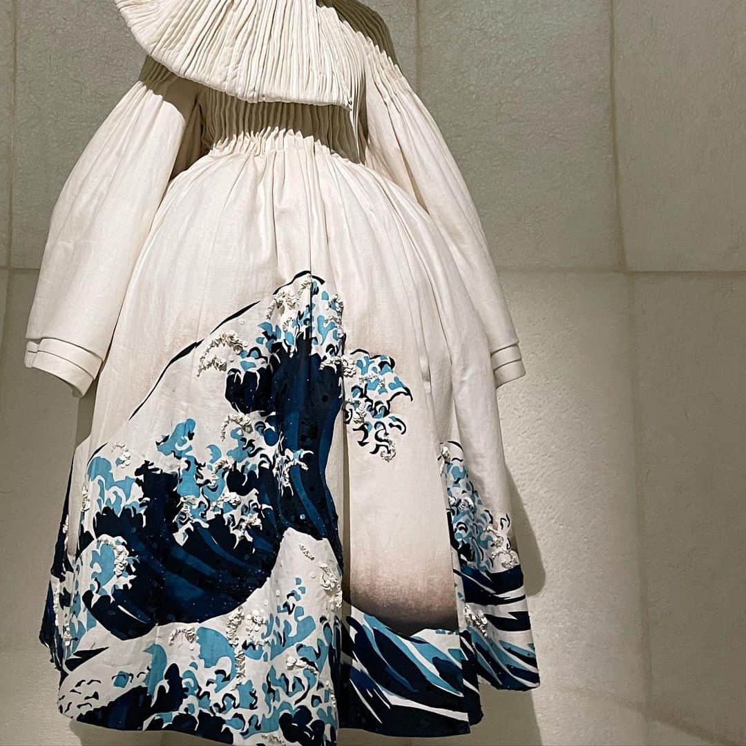 行正り香さんのインスタグラム写真 - (行正り香Instagram)「東京現代美術館のクリスチャン・ディオール展。「洋服も絵画なのだ」と感じ入った瞬間でした．作品を、作者の立場で見せるのではなく、作品を見る人に歓びと学びと、思い出くれるような展示となっていました。心、躍ります。#色の美#行正り香 #rikayukimasa #クリスチャンディオール夢のクチュリエ展 #色に目が奪われました#東京都現代美術館 #着てみたいわあ、一生に一度。」4月14日 22時36分 - rikayukimasa