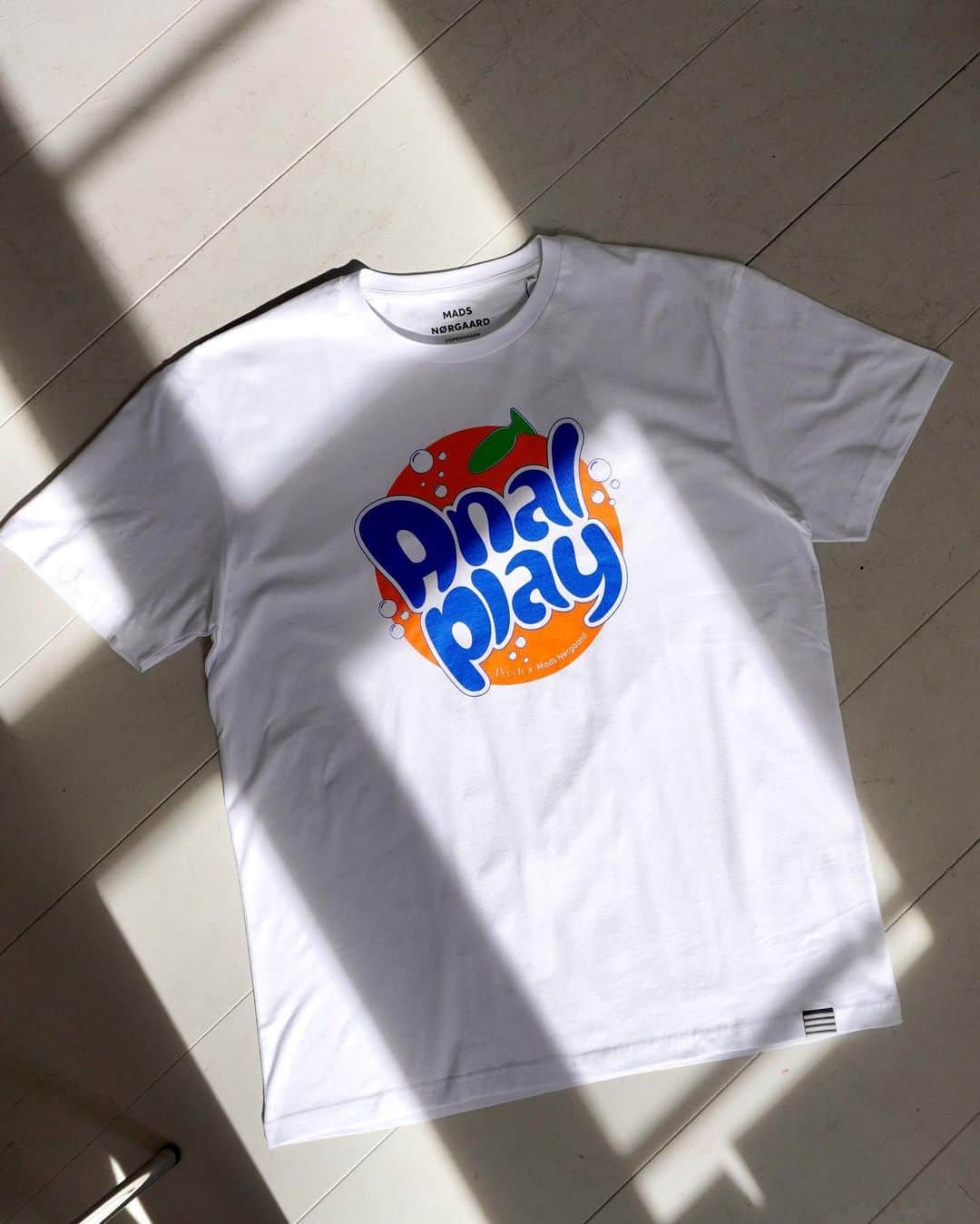 マッツノーガードのインスタグラム：「@peech_dk moves into @gulproject with a limited edition t-shirt collaboration while presenting high-quality sex toys and an extensive event program.   Peech’ vision is to change the stigmatization of sex and sex toys and create a tool to talk openly about sex. Moreover, they wish to demystify and rethink the use of sex toys by introducing it as a natural part of everyday life and interior in the bedroom as well as the living room.   “We are very happy to support Peech’ mission which puts the body, sex, gender, and identity on the agenda and broadens the discussion about sex to be about health and well-being, and not guilt and shame. Their event program is both a fun and important way to nuance the perception of sex toys. We hope that as many as possible, regardless of gender, age, and background, want to participate,” says Mads Nørgaard.  Director and co-founder of Peech, @cl4r4_f1l1pp4, says about the collaboration: “It’s been our mission from day one to promote sex toys as part of your everyday life. We are really happy to launch a collaboration in line with our mission. This pop-up is different from our two stores by its more dedicated focus on events and giving us even more time to talk to customers.”   Read the full event program and find the @peech_dk x @madsnorgaard merch on www.madsnorgaard.com at 4pm.」