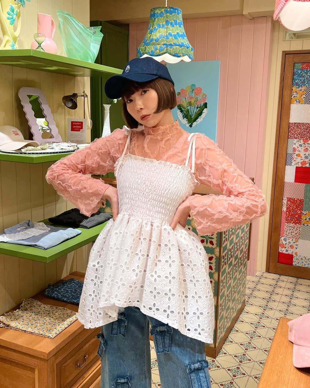 あさぎーにょさんのインスタグラム写真 - (あさぎーにょInstagram)「一推しお洋服で裏ワザ紹介💫 実はこのキャミ…絶対ゲットすべしです！！ 着回しにとっても便利すぎるのです！！！！！  なぜかというとスウェット等のトップスの下にこうしてレイヤードすると最高に可愛くなるんです❣️❣️❣️❣️❣️❣️  秘訣が２つ！ このキャミの裾をみてね！  お尻の裾が長くなってるデザインなのでレイヤードした時に可愛い！  もう１つは キャミに仕込んだチュール！！ この子のおかげでふんわりボリュームがあるからトップスの下に仕込んでもぺちゃんこにならない。  えーーーんお助かり😂💫  そしてこのピンクトップスが わたしのイチオシです😉❣️  そしてそして このデニムパンツがPOPPYのパンツで1番ヘビロテしてます😏 しかも今回ホワイトでたから100%ヘビロテ確定。 間違いないですこれは！！！  POPPY新作は今日から 19日まで6日間限定でさっき販売スタートされました🥰  今日から数日間コーデ投稿する！  @poppy_tokyo ←Check！  #コーデ#コーディネート #coordinate#fashion#POPPY #着回し」4月14日 22時42分 - asagiinyo