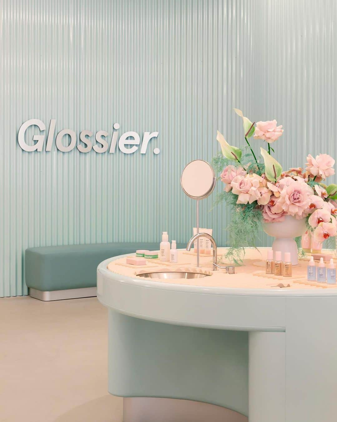 Glossierさんのインスタグラム写真 - (GlossierInstagram)「Welcome to Glossier Chicago! For our new, permanent (!) home in the Windy City, we looked to the industrial aura of Chicago’s roots and drew inspiration from the crisp weather, with a minty-green color palette—referencing our very own After Baume…the ideal moisturizer for chilly days 🌬️ ⁣ ⁣ To make our return extra special, *today only* we’ll be celebrating with mocktails and snacks from local favorites like @garrettpopcorn, and a performance from Chicago-native saxophonist @dtatemusic. We’re offering complimentary embroidery on our store-exclusive Bucket Hat, from 10am-4pm (first come, first serve + one Bucket Hat embroidery per person).⁣ ⁣ Chi-town, we’re so excited to be back, so come hang with us at 932 N. Rush Street from 10am-8pm. We can’t wait to meet you #GlossierIRL!」4月14日 22時44分 - glossier