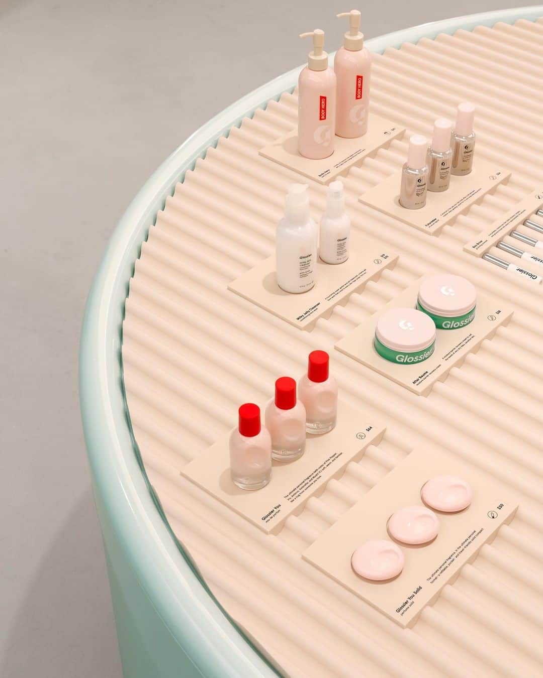 Glossierさんのインスタグラム写真 - (GlossierInstagram)「Welcome to Glossier Chicago! For our new, permanent (!) home in the Windy City, we looked to the industrial aura of Chicago’s roots and drew inspiration from the crisp weather, with a minty-green color palette—referencing our very own After Baume…the ideal moisturizer for chilly days 🌬️ ⁣ ⁣ To make our return extra special, *today only* we’ll be celebrating with mocktails and snacks from local favorites like @garrettpopcorn, and a performance from Chicago-native saxophonist @dtatemusic. We’re offering complimentary embroidery on our store-exclusive Bucket Hat, from 10am-4pm (first come, first serve + one Bucket Hat embroidery per person).⁣ ⁣ Chi-town, we’re so excited to be back, so come hang with us at 932 N. Rush Street from 10am-8pm. We can’t wait to meet you #GlossierIRL!」4月14日 22時44分 - glossier