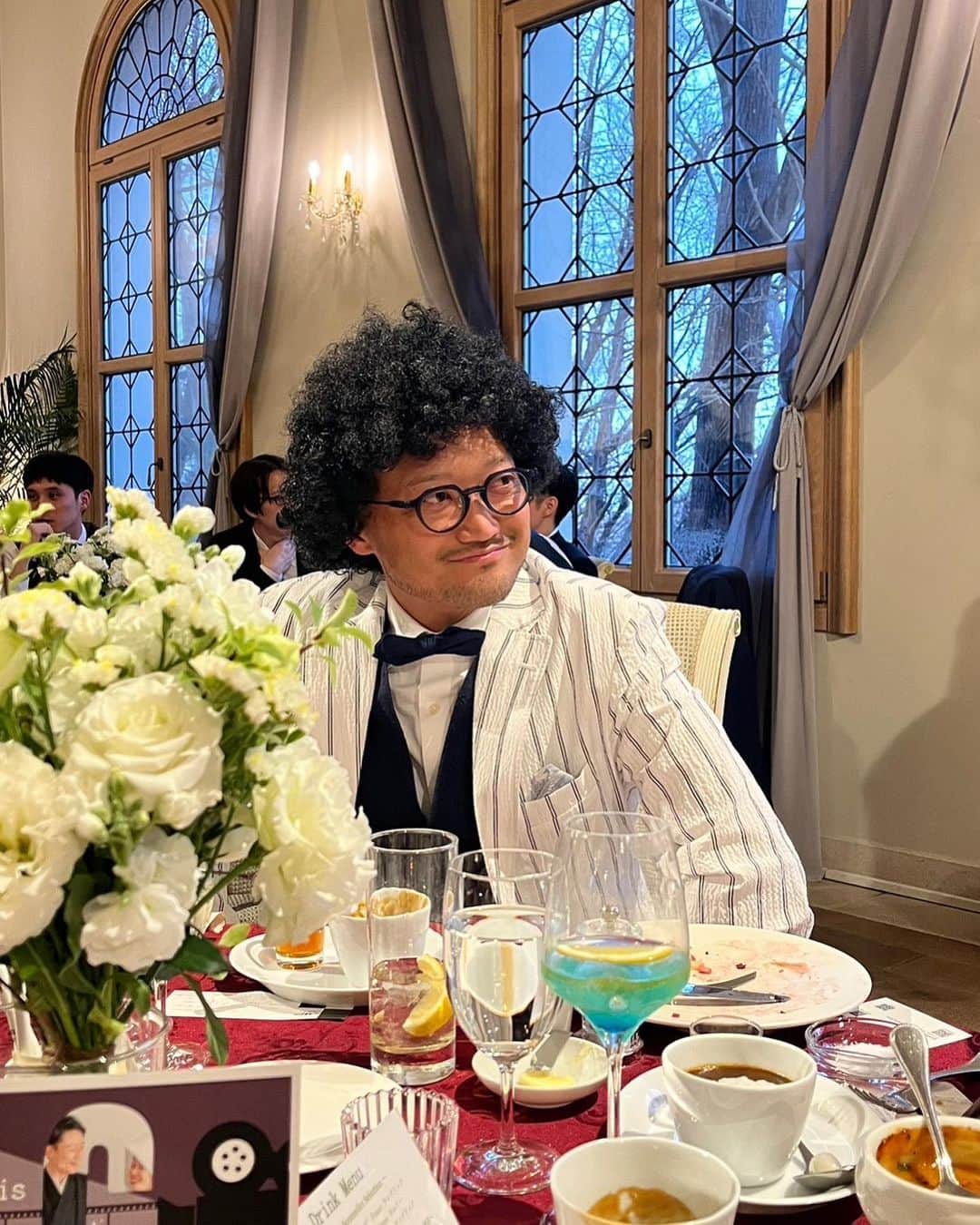 石原孝尚さんのインスタグラム写真 - (石原孝尚Instagram)「2023年4月8日  たくさんの誕生日メッセージ、 本当にありがとうございました。  北海道でたくさんの仲間と会い、 Happyな誕生日を過ごすことができました😊  4月7日に札幌にはいり、 つくばの後輩とランチをして、 結婚式に参加する仲間と美味しいコーヒーを飲んで、 夜はみんなにお祝いしてもらって、 夜な夜なオールディーズのライブハウスで騒いで、  8日はブランチでスープカレー食べて、 結婚式で、はしゃいで、 夜は二次会でたくさん語らいあって  9日はひさびさに拳士にあって、 最近、北海道と東京を行ったりきたりでテレビも忙しくて、会社もスタートして、それでも笑顔で迎えてくれて、 元プロ野球の糸井さん、 スピードスケート金メダリストの清水さん、 それ以外にも、素敵なみなさんにたくさんお会いすることもできて、 イベント終わって、急いでニセコに向かって、 ヒルトンニセコビレッジで仲間に挨拶にいって、 夜はeumoの新井さん、隆子さんとご飯させてもらって、 温泉まで連れて行ってもらって、 なんなら、泊めてもらって。  10日は朝から、札幌に戻って、 スキーユーチューバーの吉田さんにも久々にお会いできて、 急いで空港にいって、お昼の便で羽田に戻ってきました。  素敵な誕生日で ご縁がご縁をつないでくれて、 これからが、もっともっと楽しくなりそうです。  そして、いつもMEN'S BIGIさんにスタイリングをお願いしてて、素敵な服で、気分がいつもあがっています！  誕生日のメッセージ 少しずつ返信させてもらいます。  TAKA」4月14日 22時48分 - taka_ishihara