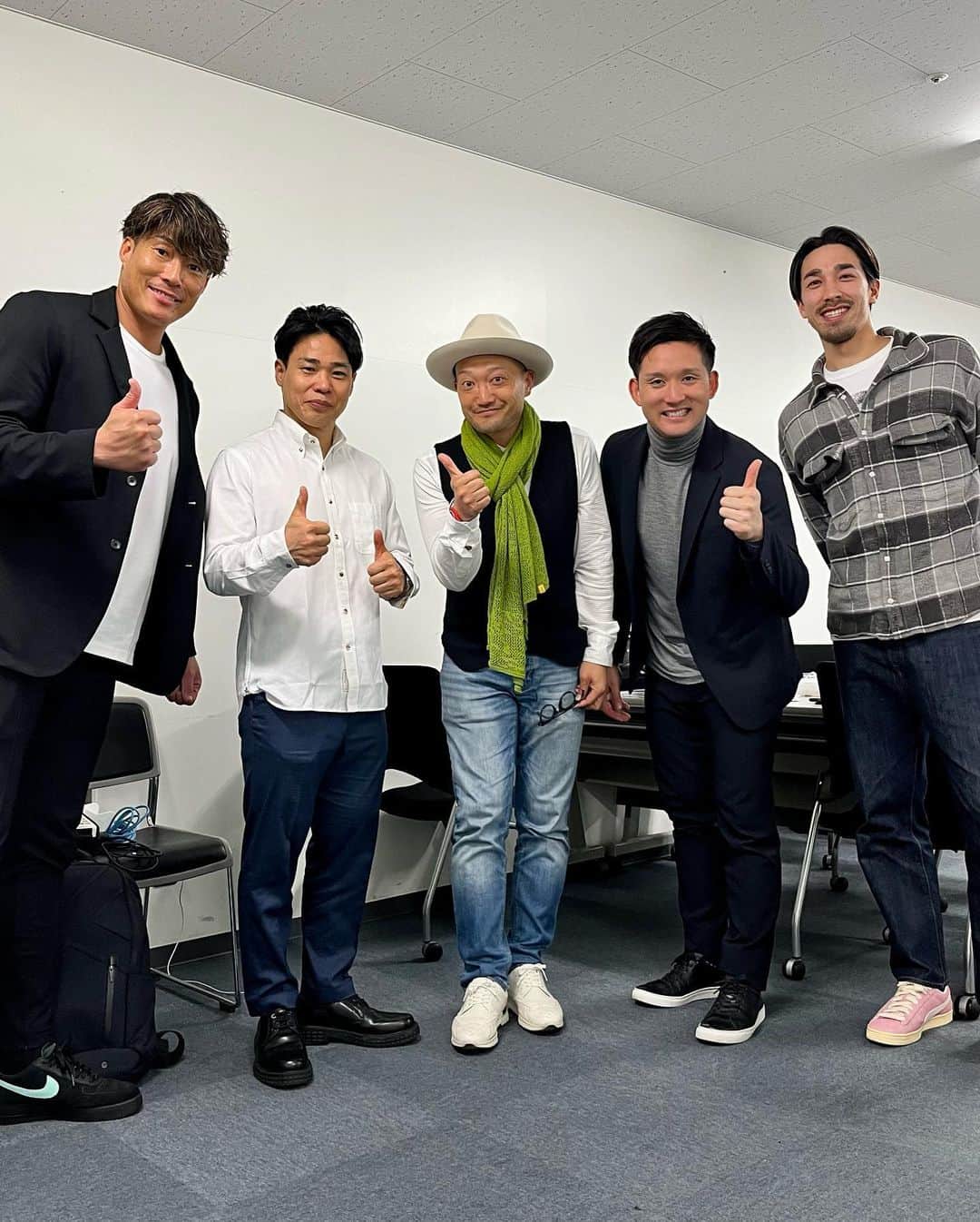 石原孝尚さんのインスタグラム写真 - (石原孝尚Instagram)「2023年4月8日  たくさんの誕生日メッセージ、 本当にありがとうございました。  北海道でたくさんの仲間と会い、 Happyな誕生日を過ごすことができました😊  4月7日に札幌にはいり、 つくばの後輩とランチをして、 結婚式に参加する仲間と美味しいコーヒーを飲んで、 夜はみんなにお祝いしてもらって、 夜な夜なオールディーズのライブハウスで騒いで、  8日はブランチでスープカレー食べて、 結婚式で、はしゃいで、 夜は二次会でたくさん語らいあって  9日はひさびさに拳士にあって、 最近、北海道と東京を行ったりきたりでテレビも忙しくて、会社もスタートして、それでも笑顔で迎えてくれて、 元プロ野球の糸井さん、 スピードスケート金メダリストの清水さん、 それ以外にも、素敵なみなさんにたくさんお会いすることもできて、 イベント終わって、急いでニセコに向かって、 ヒルトンニセコビレッジで仲間に挨拶にいって、 夜はeumoの新井さん、隆子さんとご飯させてもらって、 温泉まで連れて行ってもらって、 なんなら、泊めてもらって。  10日は朝から、札幌に戻って、 スキーユーチューバーの吉田さんにも久々にお会いできて、 急いで空港にいって、お昼の便で羽田に戻ってきました。  素敵な誕生日で ご縁がご縁をつないでくれて、 これからが、もっともっと楽しくなりそうです。  そして、いつもMEN'S BIGIさんにスタイリングをお願いしてて、素敵な服で、気分がいつもあがっています！  誕生日のメッセージ 少しずつ返信させてもらいます。  TAKA」4月14日 22時48分 - taka_ishihara