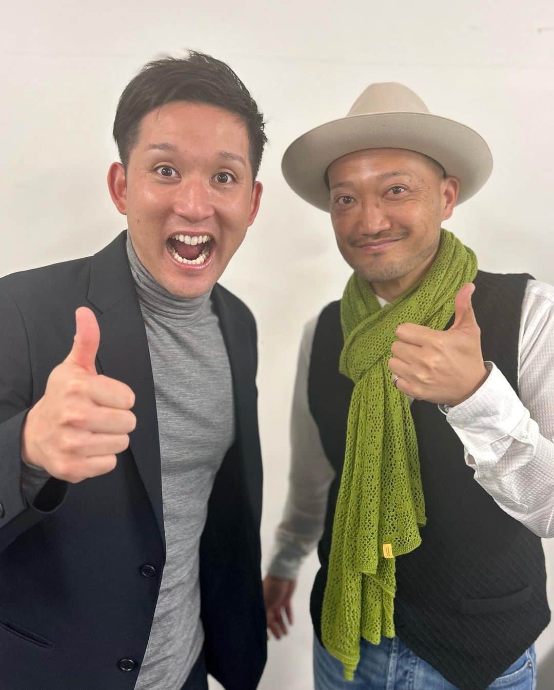 石原孝尚さんのインスタグラム写真 - (石原孝尚Instagram)「2023年4月8日  たくさんの誕生日メッセージ、 本当にありがとうございました。  北海道でたくさんの仲間と会い、 Happyな誕生日を過ごすことができました😊  4月7日に札幌にはいり、 つくばの後輩とランチをして、 結婚式に参加する仲間と美味しいコーヒーを飲んで、 夜はみんなにお祝いしてもらって、 夜な夜なオールディーズのライブハウスで騒いで、  8日はブランチでスープカレー食べて、 結婚式で、はしゃいで、 夜は二次会でたくさん語らいあって  9日はひさびさに拳士にあって、 最近、北海道と東京を行ったりきたりでテレビも忙しくて、会社もスタートして、それでも笑顔で迎えてくれて、 元プロ野球の糸井さん、 スピードスケート金メダリストの清水さん、 それ以外にも、素敵なみなさんにたくさんお会いすることもできて、 イベント終わって、急いでニセコに向かって、 ヒルトンニセコビレッジで仲間に挨拶にいって、 夜はeumoの新井さん、隆子さんとご飯させてもらって、 温泉まで連れて行ってもらって、 なんなら、泊めてもらって。  10日は朝から、札幌に戻って、 スキーユーチューバーの吉田さんにも久々にお会いできて、 急いで空港にいって、お昼の便で羽田に戻ってきました。  素敵な誕生日で ご縁がご縁をつないでくれて、 これからが、もっともっと楽しくなりそうです。  そして、いつもMEN'S BIGIさんにスタイリングをお願いしてて、素敵な服で、気分がいつもあがっています！  誕生日のメッセージ 少しずつ返信させてもらいます。  TAKA」4月14日 22時48分 - taka_ishihara