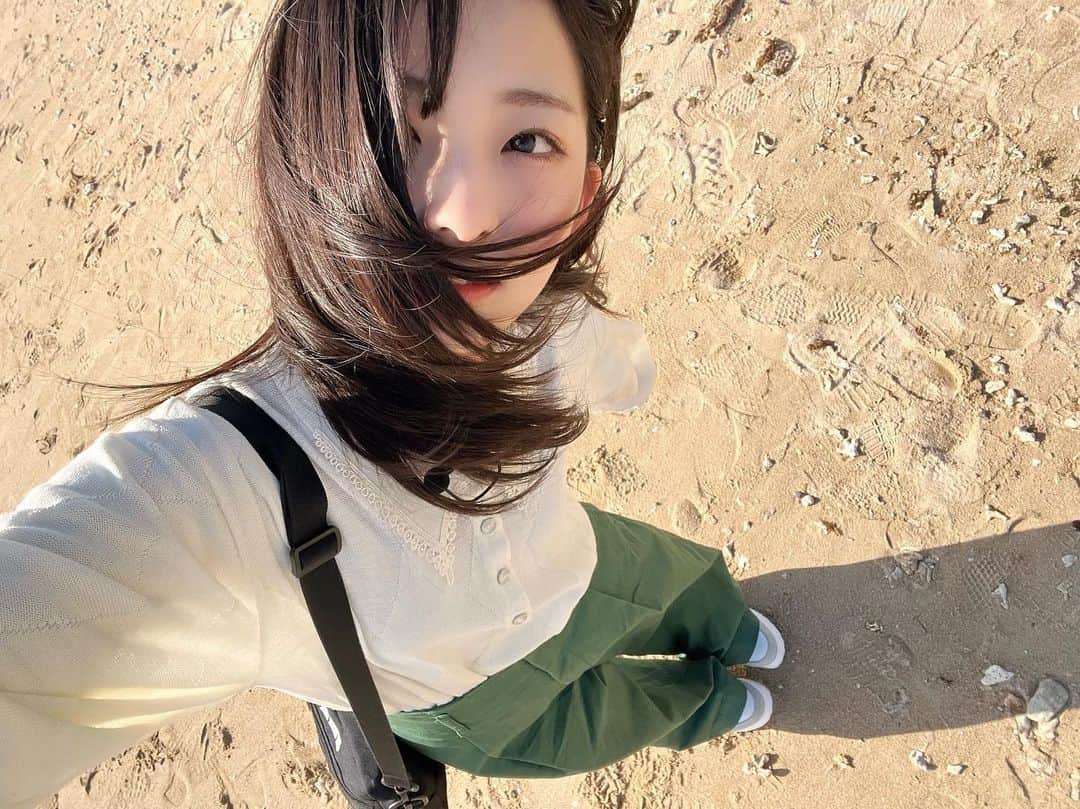 永田詩央里のインスタグラム：「沖縄の空気を存分に楽しんだ日の写真です。強めの風もとっても涼やかで心地がよかったです🌬」