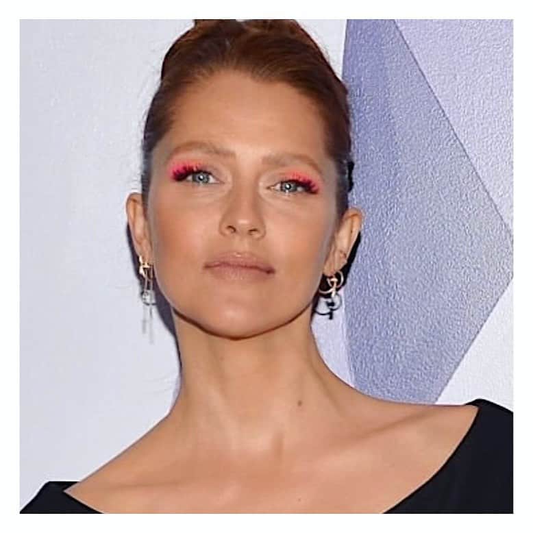 JO BAKERのインスタグラム：「T E R E S A • P A L M E R 🇦🇺 Barbie wings on #teresapalmer  @dior in LA 💘 Style @annabelleharron #dior  Hair @barbdoeshair  Makeup by me #jobakermakeupartist using @bakeupbeauty #neon #micropalmpalette swipe 💘」