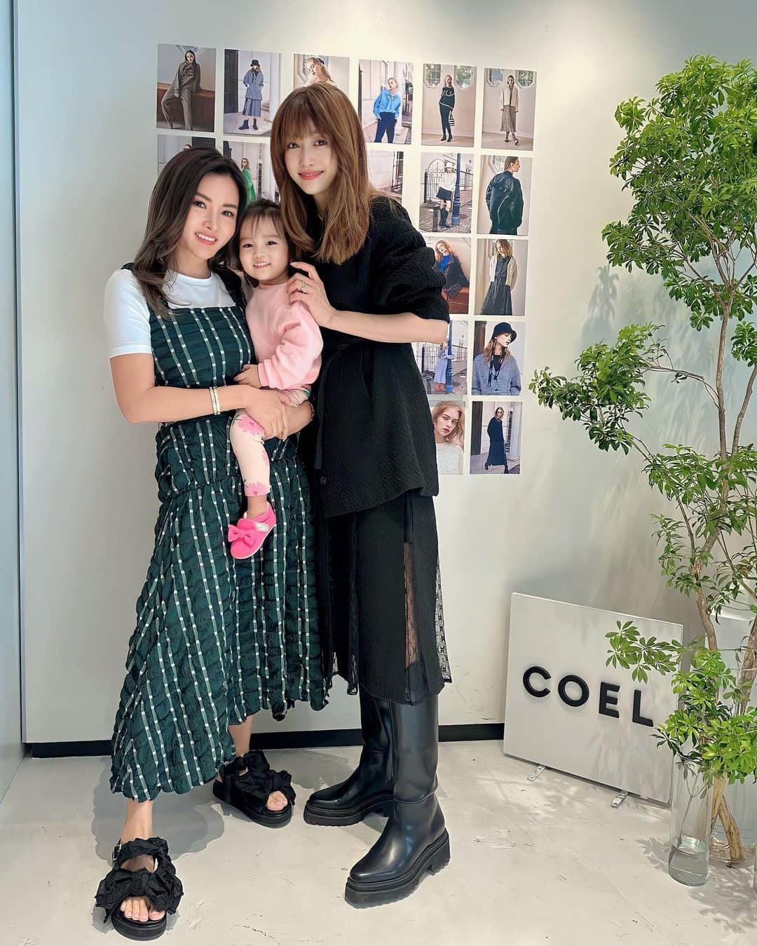 福王寺彩野のインスタグラム：「大好きなヨンちゃん @youn1029 のブランド🫶 @coel.official 展示会へ💖 @coelcafe.aoyama  秋冬も可愛くてジャケットやワンピなど色々予約しました❣️😍😍😍 いつも優しくて天使なヨンちゃん👼🏻今日もありがとう💕 今日私が着ているのは今年春夏のコエル💚✨ サンダルは昔のコエルです🖤🎀 #COEL #COELcafe #exhibition #youna #ヨンア #コエル #展示会 #骨董通り #コエルカフェ #チビノ #2歳 #娘 #女の子ベビー #motheranddaughter #女の子ママ #ママコーデ」