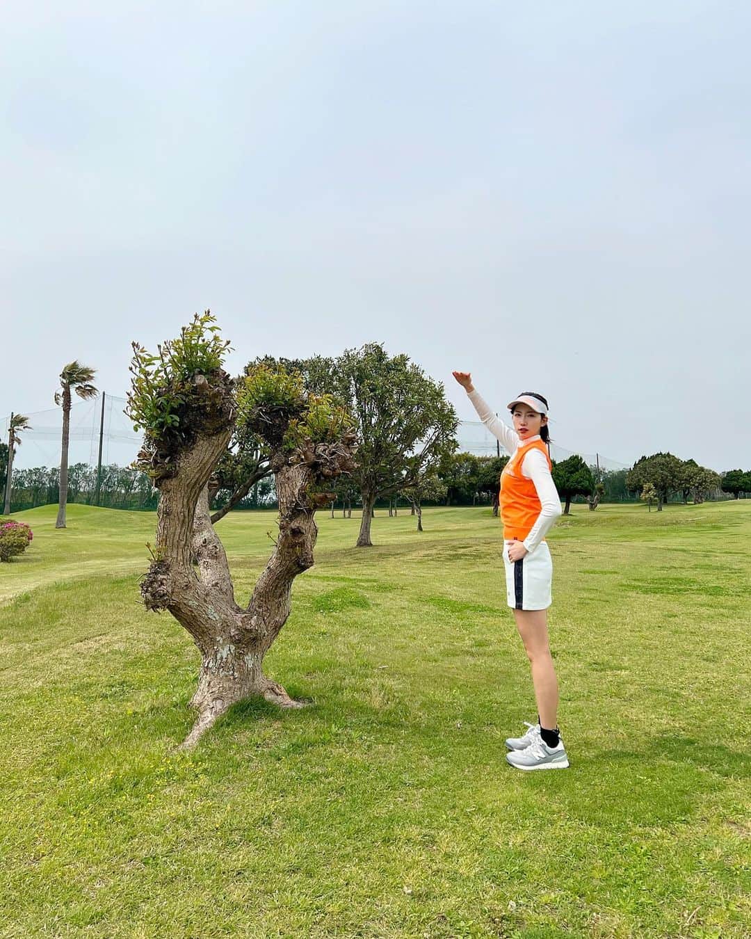中島亜莉沙さんのインスタグラム写真 - (中島亜莉沙Instagram)「どん曇りを吹き飛ばす ビタミンカラーコーデ⛳️🍊🤍  全身 @newbalancegolf_japan   ニットベストはハリのある素材で ゴルフ場で映えるカラーがお気に入り🧡 この時期に大活躍しそう‼︎  スカートはウエストがゴムで 履き心地がとても良き‼︎ バイザーはツバ長め✌🏻  みなさんゴルフの調子どうですか？🙋🏼‍♀️  #ろくまいめ #どっちが背高いかなあ  #ニューバランス #ニューバランスゴルフ #オレンジコーデ #ゴルフ #ゴルフウェア #ゴルフコーデ #スポーツウェア #ゴルフ女子 #スポーツ女子 #コーデ紹介 #春コーデ #newbalancegolf #golf #골프　#골프여자　#尔夫球 #高尔夫」4月14日 22時53分 - arisan_days