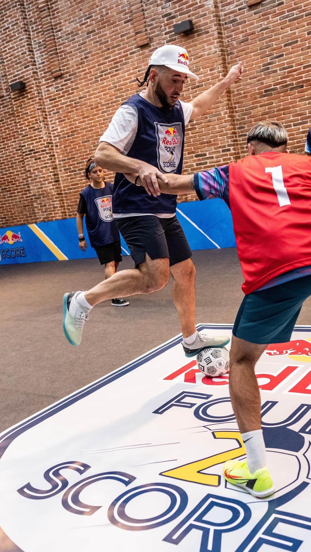 ショーン・ガルニエのインスタグラム：「Red Bull Four 2 Score is here ⚽😎 and here’s Séan Garnier to reveal the rules:  4️⃣vs4️⃣ 1️⃣0️⃣ minute games ❌ Goalkeepers  Want to be involved? Visit the link in our bio for more info 🔗 _ Ya está aquí Red Bull Four 2 Score⚽😎 y Séan Garnier nos cuenta más sobre las reglas:  4️⃣vs4️⃣ 1️⃣0️⃣ minutos ❌Porteros  ¿Quiéres jugar? Haz click en el link the nuestra bio para más info 🔗」