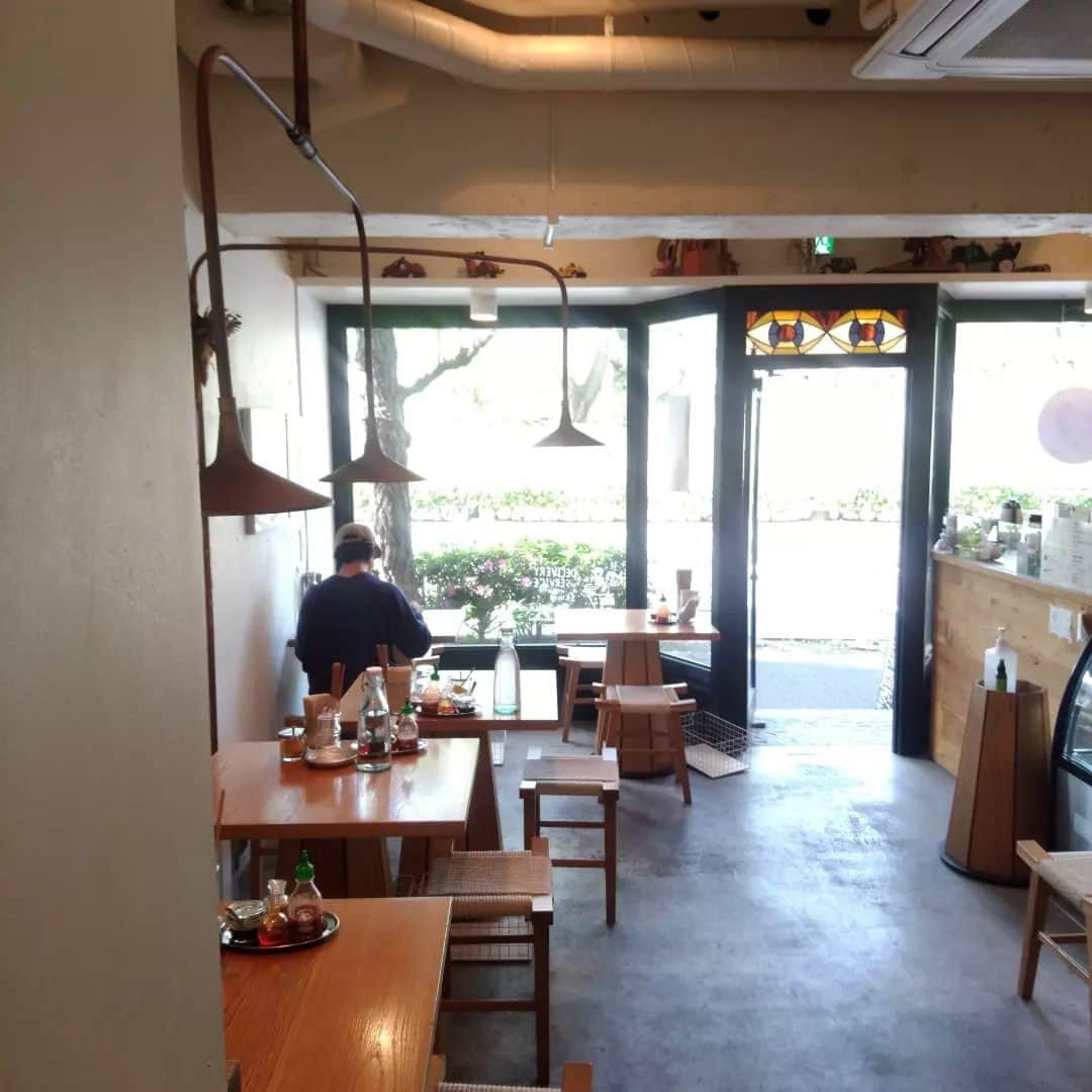 Pho 321 Noodle barのインスタグラム：「躑躅が歩道を彩り　のんびりと歩くのがきもち良い卯月です。  -写真は　共に　森、道、市場のmeetingを重ねるスタッフの賄いふうけい-海陽町で　潮風　うた　鼓動に交わりながら　からだの中から　元気になっていただけるようなVietnamese foodを。  April 15th  our in-flight meal box/plate for good neighbors  ・pork:spicy ground pork🌶 豚ひき肉とレモングラスのピリ辛そぼろごはん*our power food no.1 ・fish:tom kha *roast mackerel flakes 焼き鯖と ココナッツ　herb和え　🎣🐈‍⬛🐈🏝 *new!  本日の日替わりデリは「イエローパプリカと新玉ねぎの緑豆春雨サラダ」」「木耳とクレソンの🇹🇼炒め」でした。今季初の新玉ねぎとクレソンは岐阜ファームレガーロさんの今週のお野菜より。  来週末、店内座席数を増やし　eat inスペースが広くなります。(写真右、前カウンター横のshowcaseがなくなります) 入店していただいて、カウンターでご注文と前会計の流れは同じです。  2020年の6月のコロナ渦にdelivery serviceがスタート、2021年２月にshowcaseを配置、自家製デリやボックスとtake out中心のスタイルになり、そしてまた以前のように、席数が増えた店内でゆっくりと過ごしていただけるようになります。  グランドオープン時から、変化をずっと見守り、支えてくださる皆さまにこころより感謝しています。  明日は雨降り模様の予報ですが、店内明かるく調え　11:30amより　Harajuku livin 102号室にて　スタッフ一同　お待ちしております。  pho321 noodle bar   for here to go  pray , protect trees at jingu-gaien /stay tune 📻 delivery service on uber eats  *box reservation 03 6432 9586(9 am-)  🛤nearest station🐎　7-13min.on foot ⚫︎Harajuku station(JR),Meiji jingumae station(tokyo metro chiyoda line) ⚫︎Kitasando station(fukutoshin line) ⚫︎National stadium station(oedo line),Sendagaya station(chou sobu line)  #pho321 #pho321noodlebar #protecttrees #beagoodneighbor #Vietnamesefood #inflightmeal #卯月 #シェントウジャン　#かぐや姫のものがたり #神宮外苑の樹木伐採に反対します」