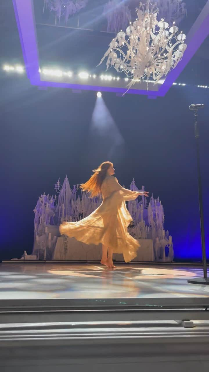 フローレンス・アンド・ザ・マシーンのインスタグラム：「Dance Fever live at Madison Square Garden is yours 🌕✨  Double vinyl available now, link in stories」