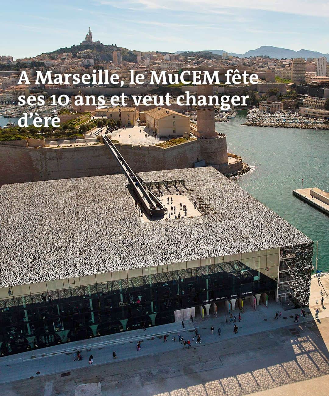 ルモンドのインスタグラム：「Emmanuel Macron l’a dit et répété, il « aime infiniment Marseille ». Il y a passé ses premières vacances présidentielles en 2017 puis lancé, quatre ans plus tard, le plan d’investissement Marseille en grand. Jamais toutefois le président de la République n’avait mis les pieds au Musée des civilisations de l’Europe et de la Méditerranée (MuCEM), devenu l’un des sites emblématiques de la ville. Il devrait y faire escale lors d’un prochain déplacement, prévu avant l’été. Le prétexte est tout trouvé : le seul musée national basé à Marseille fête ses 10 ans. Et il se trouve qu’il est présidé depuis novembre 2022 par Pierre-Olivier Costa, l’ancien directeur du cabinet de son épouse, Brigitte Macron.  Ce discret quinquagénaire à l’allure juvénile aimerait bien se défaire de l’étiquette « macronienne », synonyme, pour beaucoup, d’arrogance technocratique. Depuis son arrivée aux manettes du MuCEM, celui que le petit monde politico-culturel appelle par ses initiales, « POC », fait preuve de modestie. Sans jamais se réclamer du palais, il rencontre un à un les acteurs locaux et obtient, si ce n’est leur aide, du moins leur écoute. « Je n’ai pas besoin d’utiliser la main d’Emmanuel Macron pour tordre le bras d’une entreprise. J’ai un projet, et c’est cela que je présente aux sociétés, aux collectivités. » - Vous avez lu 8% de cet article. - Photo : Le Musée des civilisations de l’Europe et de la Méditerranée, à Marseille, le 19 août 2022. Anthony MICALLEF/HAYTHAM-REA - Retrouvez notre article en suivant le lien linkinbio sur notre profil.⁣⁣ -  #mucem  #musees」