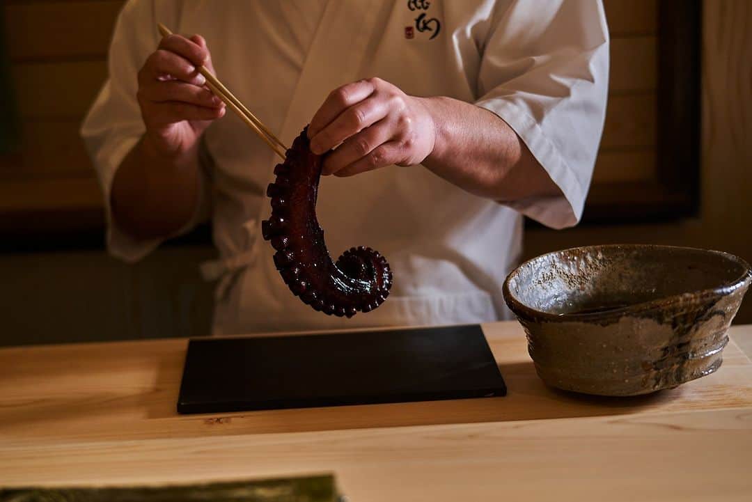 Sushi Azabuのインスタグラム：「Experience the fresh, seasonal flavors of Chef Terado's Omakase at The Den by Azabu. 🔪🍣」