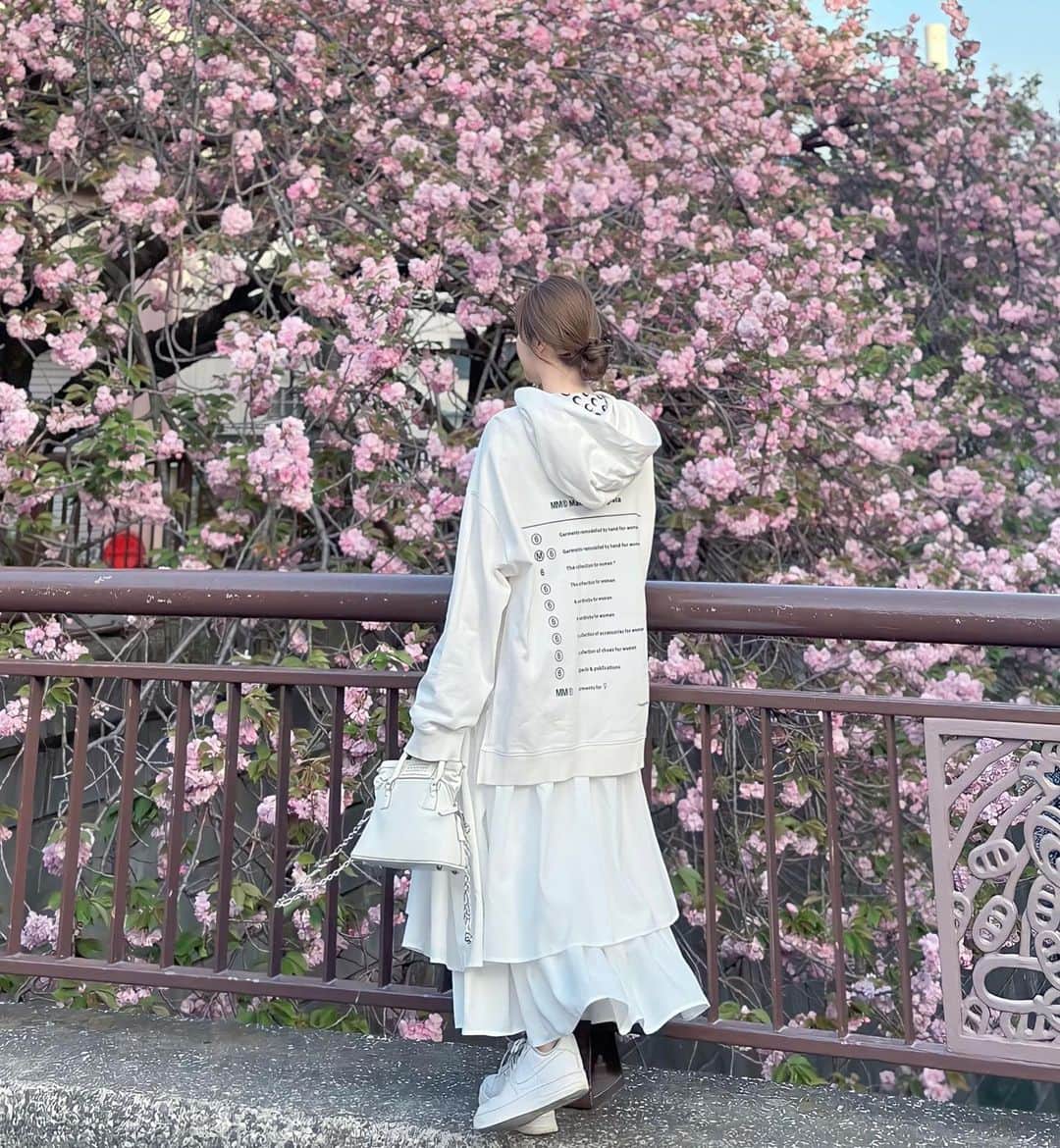 藤川沙弥さんのインスタグラム写真 - (藤川沙弥Instagram)「少し後に咲くボタン桜🌸可愛い~🩷 お気に入りのふりふりスカートは @lagemme_ のpopupでgetしました♥︎ ハイウェストだしゴムだし優秀😙✌🏻」4月14日 23時00分 - s_a_y_a_p_i