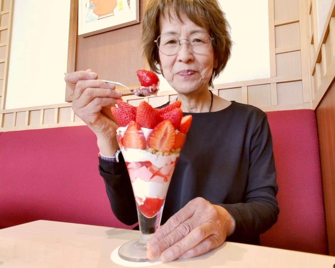 Cooking with Dogのインスタグラム：「Enjoyed Ducky Duck's strawberry parfait!🍓😍👩‍🍳 The variety of strawberry used is "Amaou" from Fukuoka prefecture. The beautiful red color and the beautiful arrangement made me excited! ダッキーダックのいちごのパフェを食べました！🍓😋いちごの品種は福岡県のあまおうです。色が綺麗な赤で、きれいに盛り付けられているのでテンション上がりました！ #parfait #duckyduck #パフェ #ダッキーダック」