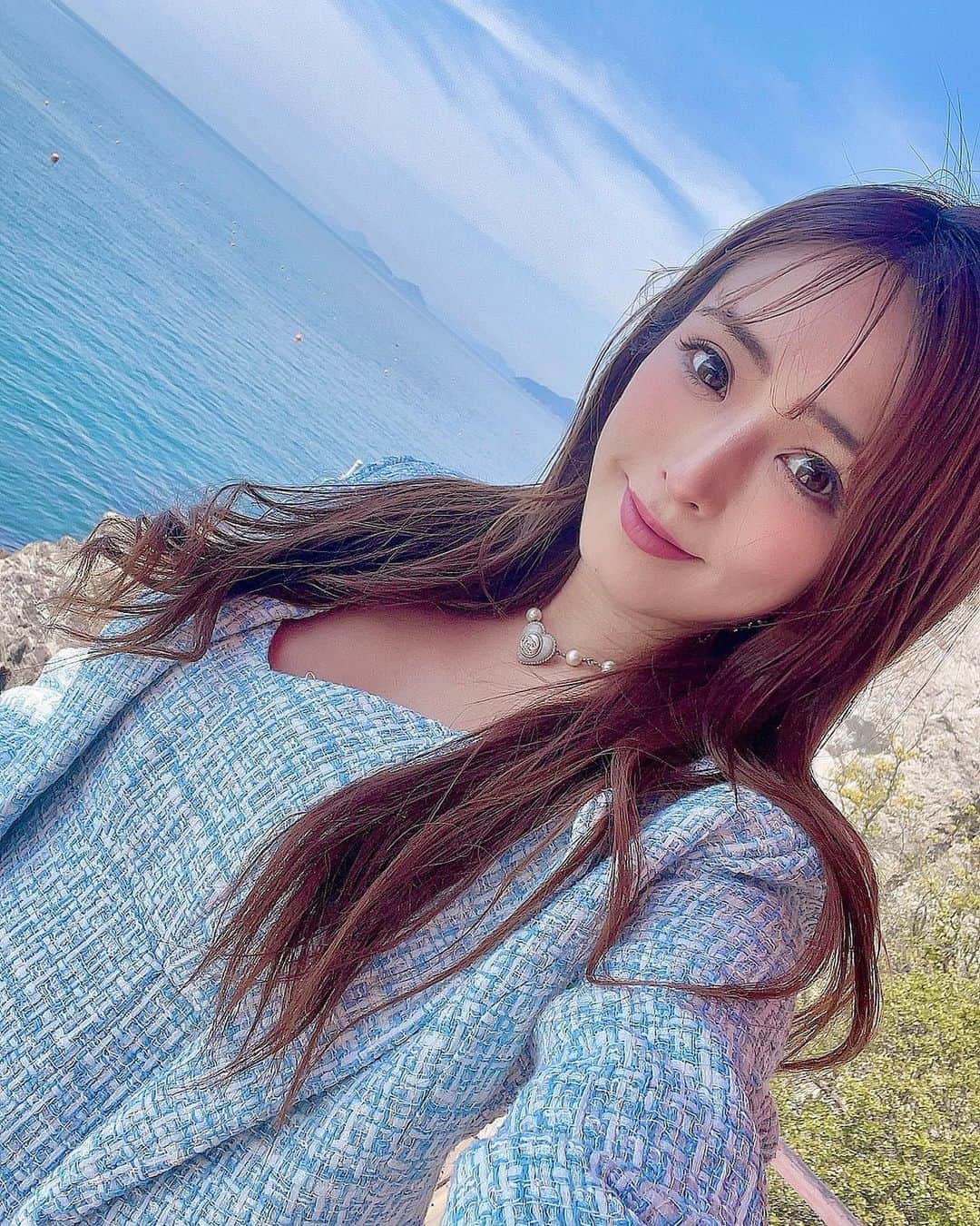 Fujikoのインスタグラム：「Trip🕊️✨✨  パワースポット巡り💫  阿伏兎観音【あぶとかんのん】 に行って来たよ✨  ジブリ映画でも有名な ポニョの舞台になった景色らしいです🥹  とにかくとにかく海が綺麗で静かで、ほんとに絵本の中のような景色でした🥹✨  この神社の中にはおっぱいの刺繍のお守りが沢山あって、かわいかったです💗  春の風を浴びながら、いろんな気持ちを穏やかにに過ごせた気がする✨  日本にも知らない世界が沢山あるのね、ほんとに素敵🕊️✨  そしてまたいい歌が出来そうで、、  明日はいよいよ新曲タイトル発表です🌈✨  お楽しみに✨✨  #Fujiko#ふじこ#女子旅#パワースポット#神社巡り #神社が好きな人と繋がりたい #あぶと観音 #広島#trip#fashion #旅行コーデ #海#景色綺麗#日本#japantravel #japantrip」
