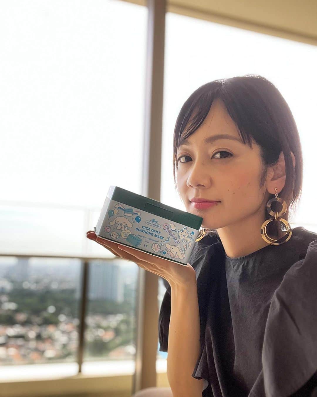益田麻衣のインスタグラム：「今日からお弁当スタートでした！！ また早起きの日々⏰  最近やめたことは夜パック！ 眠たすぎて寝ちゃうから💦💦  その代わりに朝パック始めました✨✨  家事しながら化粧ノリもいいので、一石二鳥。 お肌もちもち改革です！  #朝活 #朝パック #パック #フェイスパック #cica #vtcica #1日1cica #美容 #美容マニア #化粧品 #基礎化粧品 #スキンケア #メイク #メイクアップ #フリーモデル」