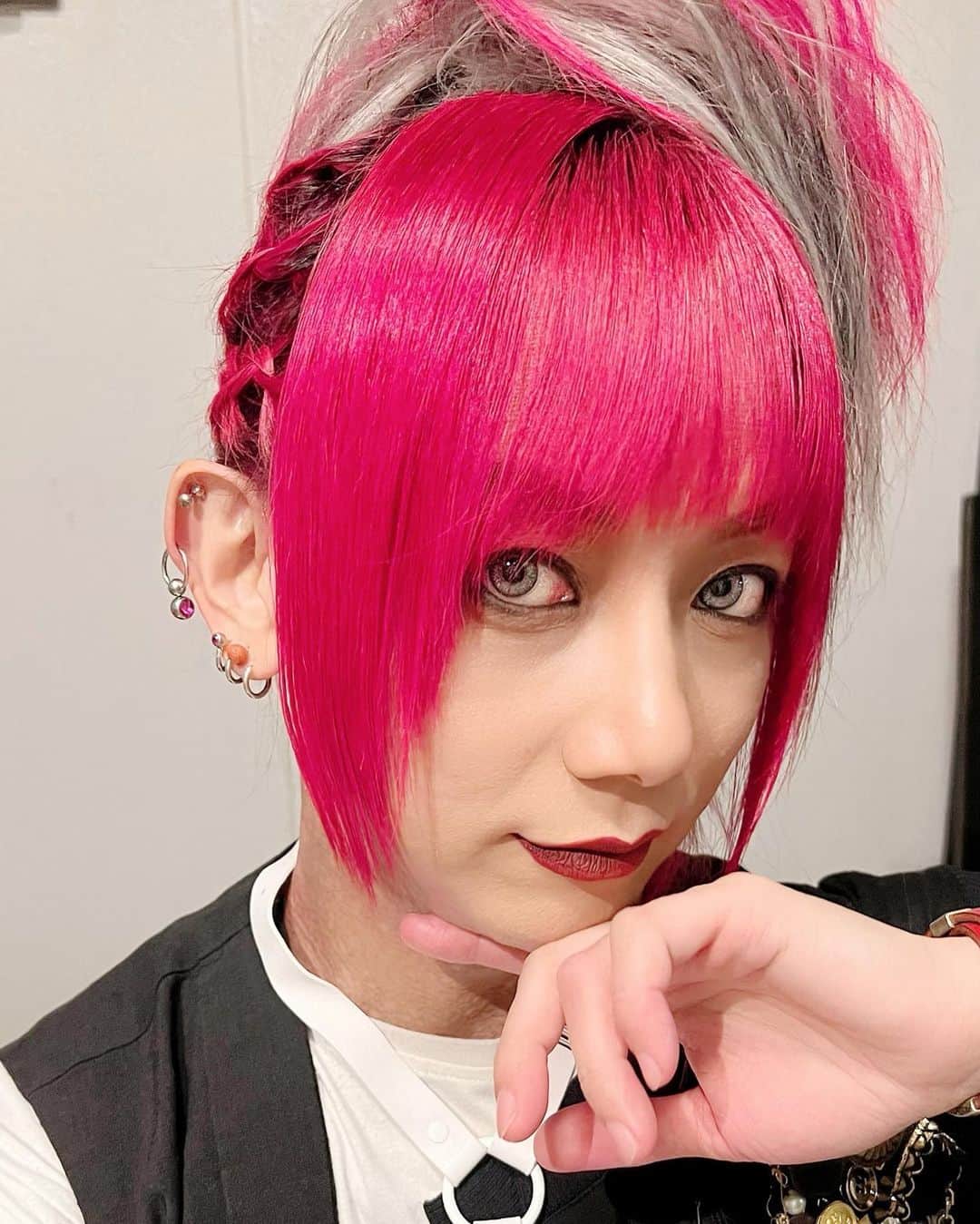靖乃のインスタグラム：「本日、『再激突』皆様お越し頂いてありがとうございました🎵 楽しかったなぁ〜 The Benjaminもファンのみんなもありがとう‼️ 愛してます✨🎵✨  引き続き頑張ります✊🏼  #靖乃 #ハイダンシークドロシー #淡路島 #ピン毛」