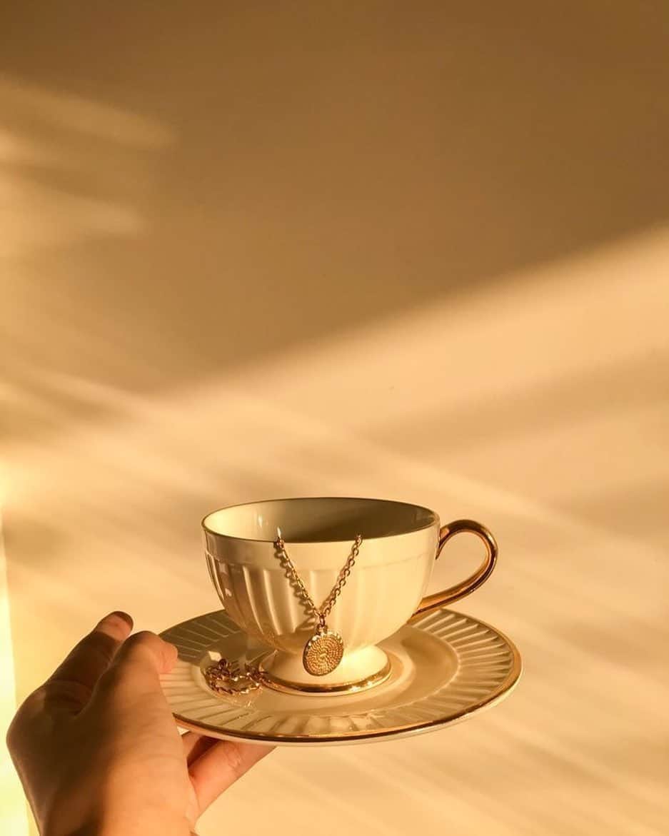のインスタグラム：「こっちにきてから コーヒーをたしなめるようになってる。 甘党なのに、、、🙄  大人な気分😂☕️  #café」