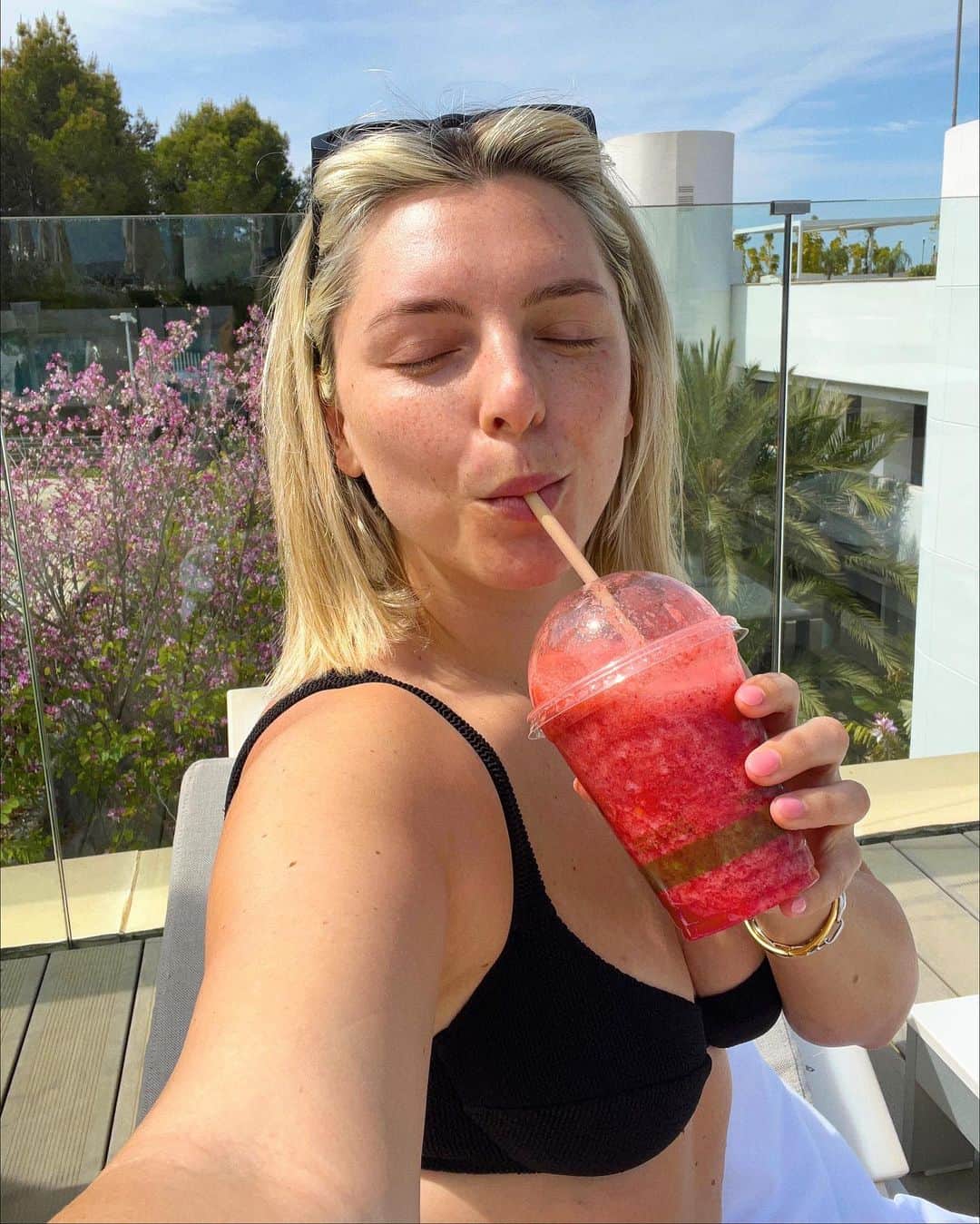 Estée Lalondeのインスタグラム：「Enjoying all things 🍓 @shawellness」