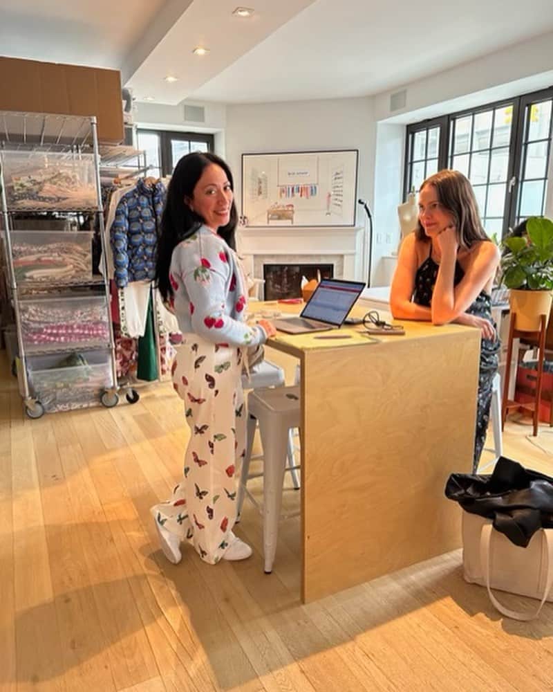レイチェル アントノフのインスタグラム：「Team picks! Just like at the bookstore, but with less commitment!」