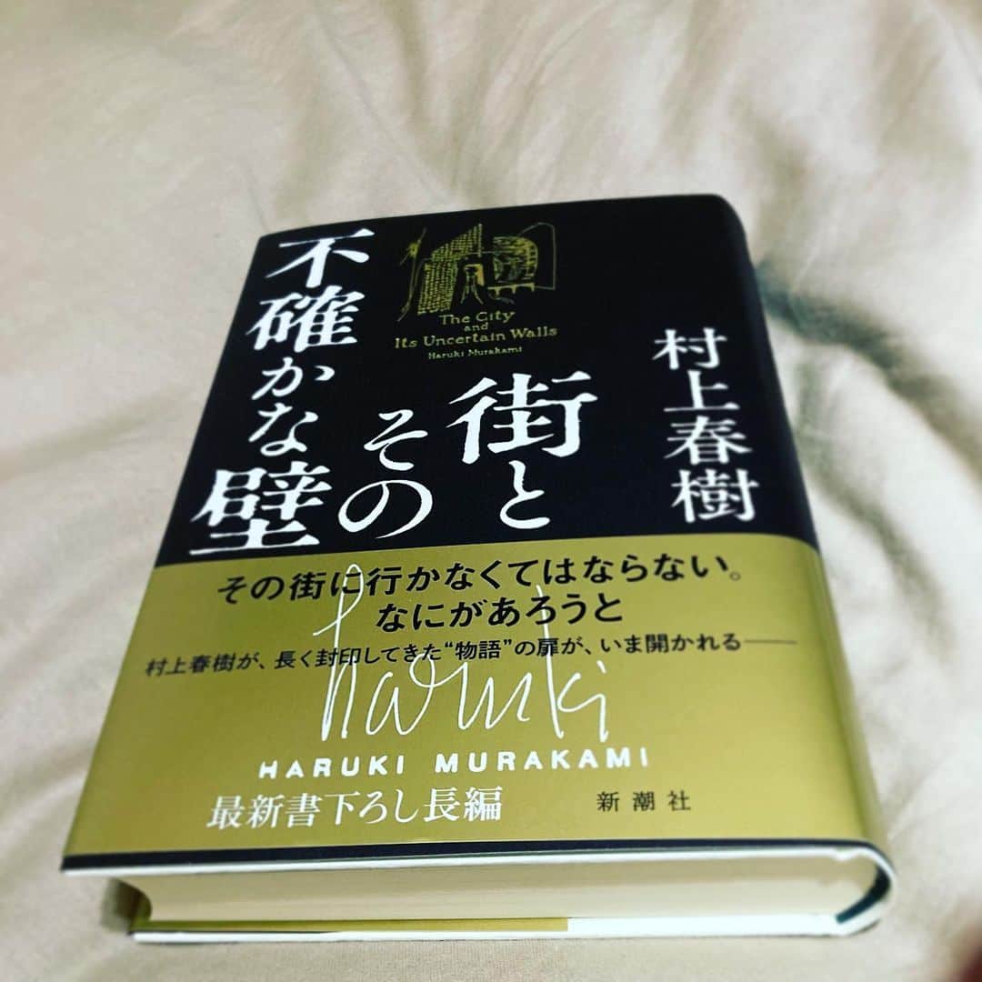 松田洋治のインスタグラム：「長編新作を読み始めると日常生活に支障が出るので迷ったんだけど、、 読み始めました。 止められません。  ねじ巻き鳥の時はハマり過ぎて下北沢で２階から落ちて怪我しました。意味わかんないでしょうが。 だから躊躇したんですよ。でもね、一番好きな「世界の終わりとハードボイルドワンダーランド」との関連を記事で読んだりしますとね、我慢出来ないわけです。」