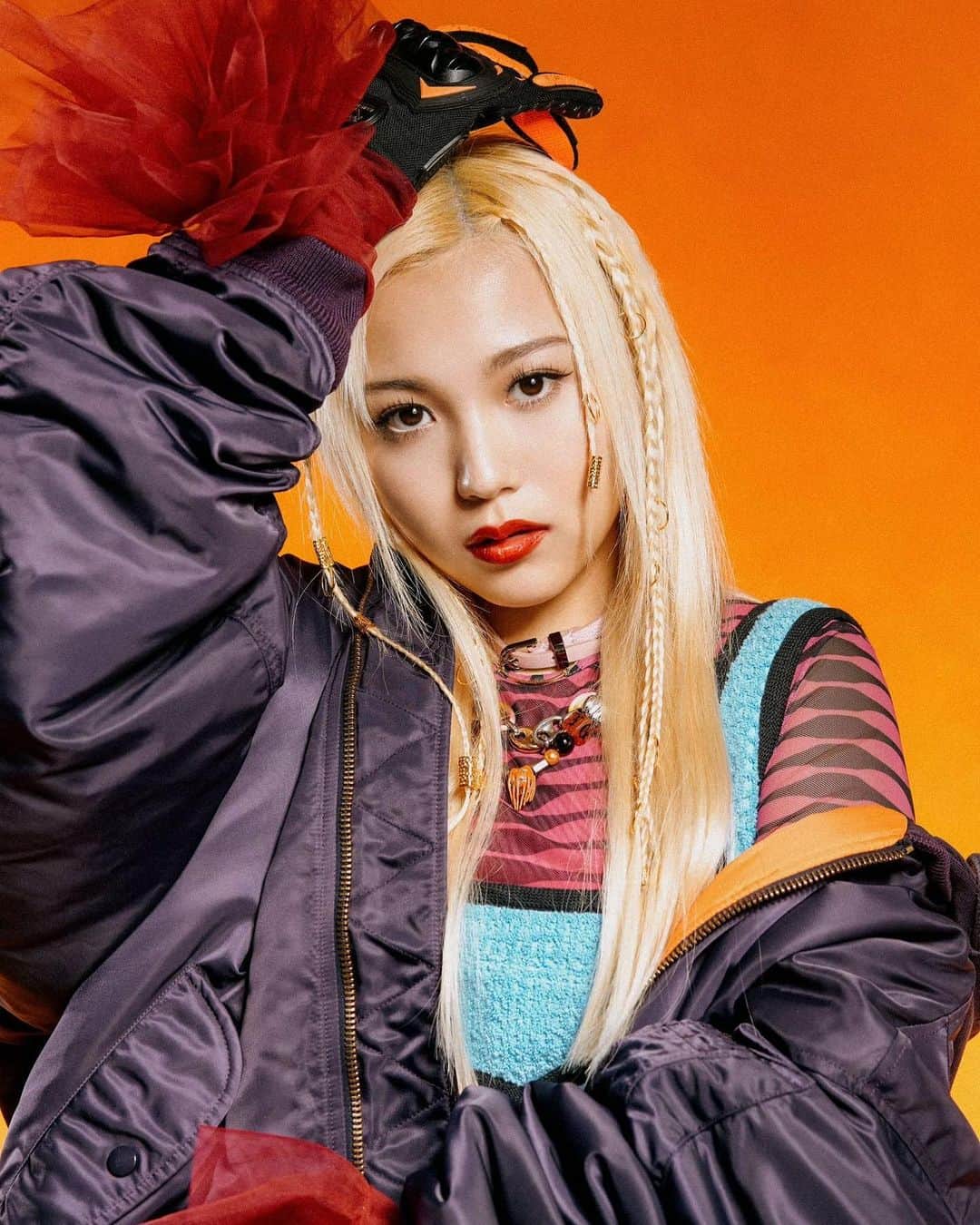 のインスタグラム：「🧡ɴᴇᴡ ᴠɪsᴜᴀʟ🧡 . . photo / @maciejkucia  hair & makeup / @harukadebeau  styling / @go_momosee」