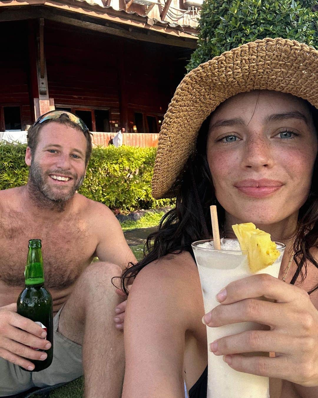 Jessicaさんのインスタグラム写真 - (JessicaInstagram)「A little trip on land for cocktail hour featuring the best pina colada I’ve ever had and the worst burgers we’ve ever had!   #mentawais #bintang #indonesia #family #cocktail #pinacolada」4月14日 23時12分 - jessleebuchanan
