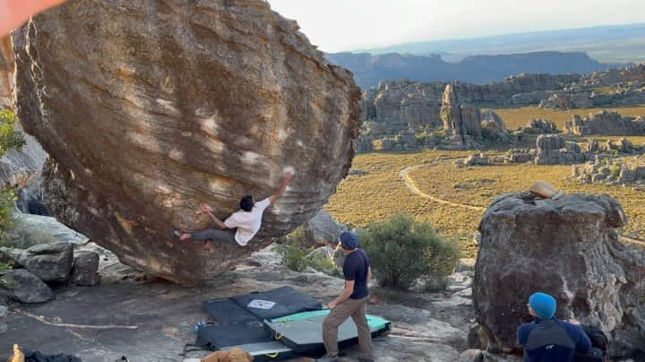 ポール・ロビンソンのインスタグラム：「2 months… cannot wait to try this boulder and so many more. 🌍 attempt on black eagle sit. #bouldering」