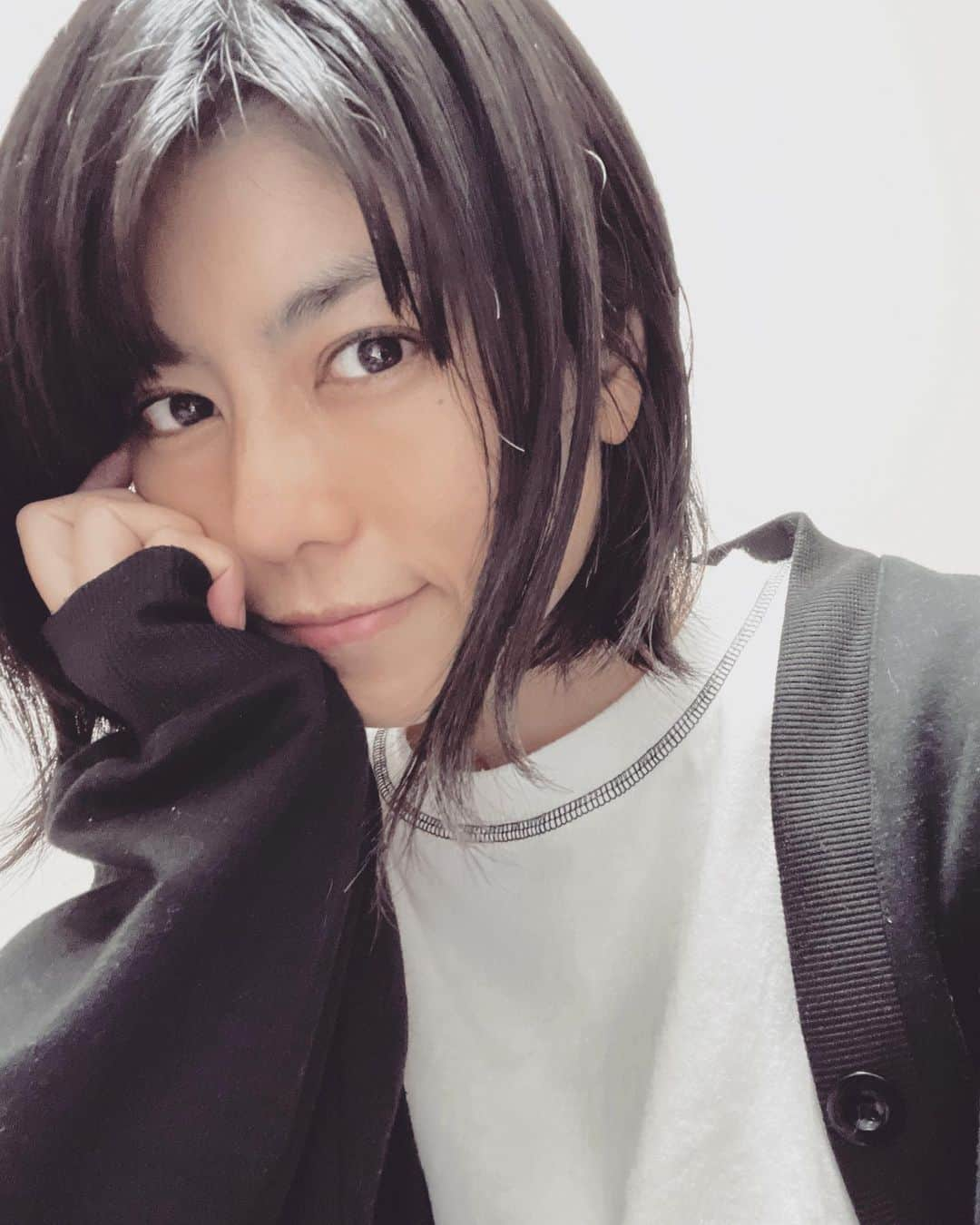 芳野友美さんのインスタグラム写真 - (芳野友美Instagram)「明日の関東は一日中雨が降るみたい☂️ 　 明日はJ・G1の#中山グランドジャンプ ！ #障害レース だから出来れば雨降らないでほしいのですが・・・ 　 あのファンファーレ＝絶対王者#オジュウチョウサン のイメージ付きすぎてます（笑） オジュウチョウサンは引退したので新王者誕生の日ですね☆ やはり#ニシノデイジー が強いのかなぁ。 　 で、たまたまYouTubeで#九州産馬 のG1勝利の悲願という内容のものを見て、今回出走する#イロゴトシ が期待されてるみたい！ 私も同じ九州産人としてイロゴトシを応援します！！ 頑張れ～☺︎」4月14日 23時12分 - yumi_yoshino_1980