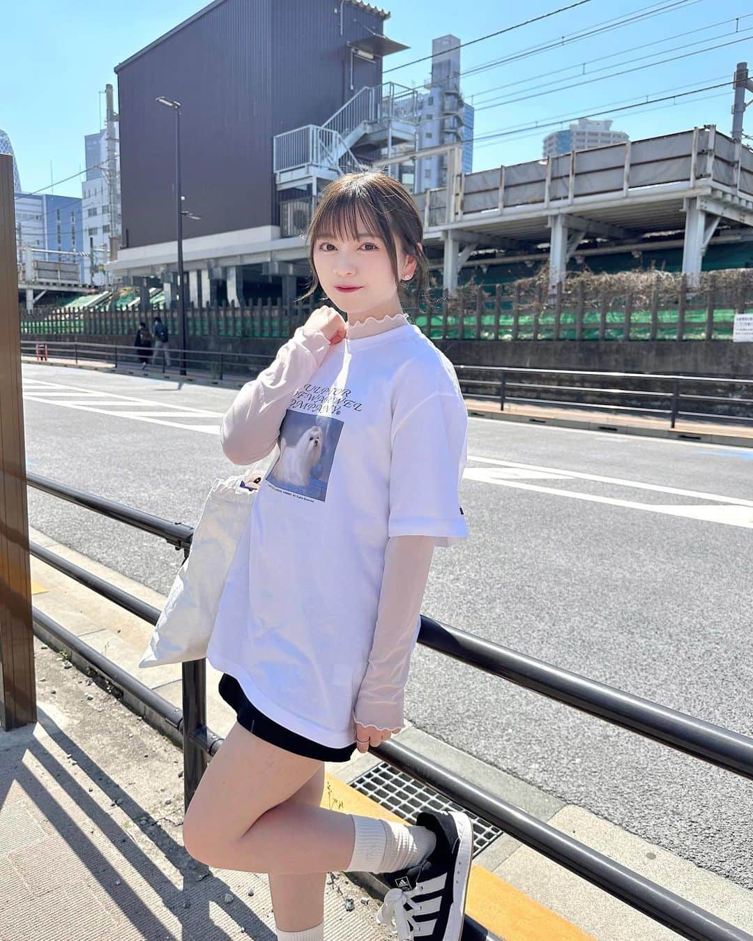 廣川奈々聖のインスタグラム：「#私服コーデ 🐈🎧️️️⛅️ ⁡ ⁡ この日、新大久保の食べ放題行ったけど 思った以上に食べられなくて 歳を感じちゃった、、 ( ⸍ɞ̴̶̷ ·̫ ɞ̴̶̷⸌ )泣 ⁡ ⁡ ⁡ #ななせのふく #スニーカーコーデ  #adidasshoes #sculptor #犬のいる生活」